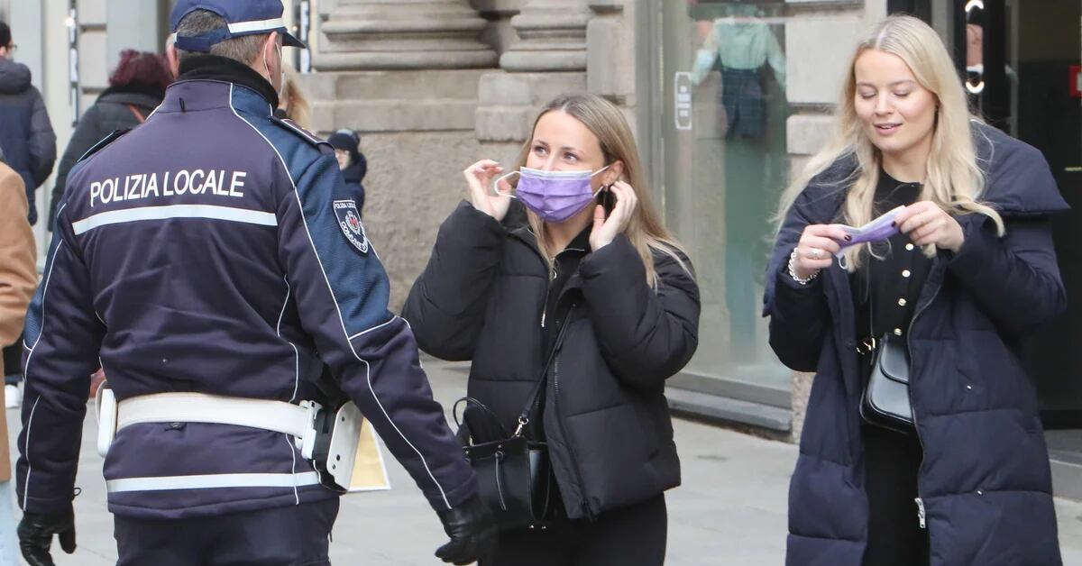 La tessera sanitaria rinforzata in Italia avrà più restrizioni sui trasporti e sulle attività non essenziali