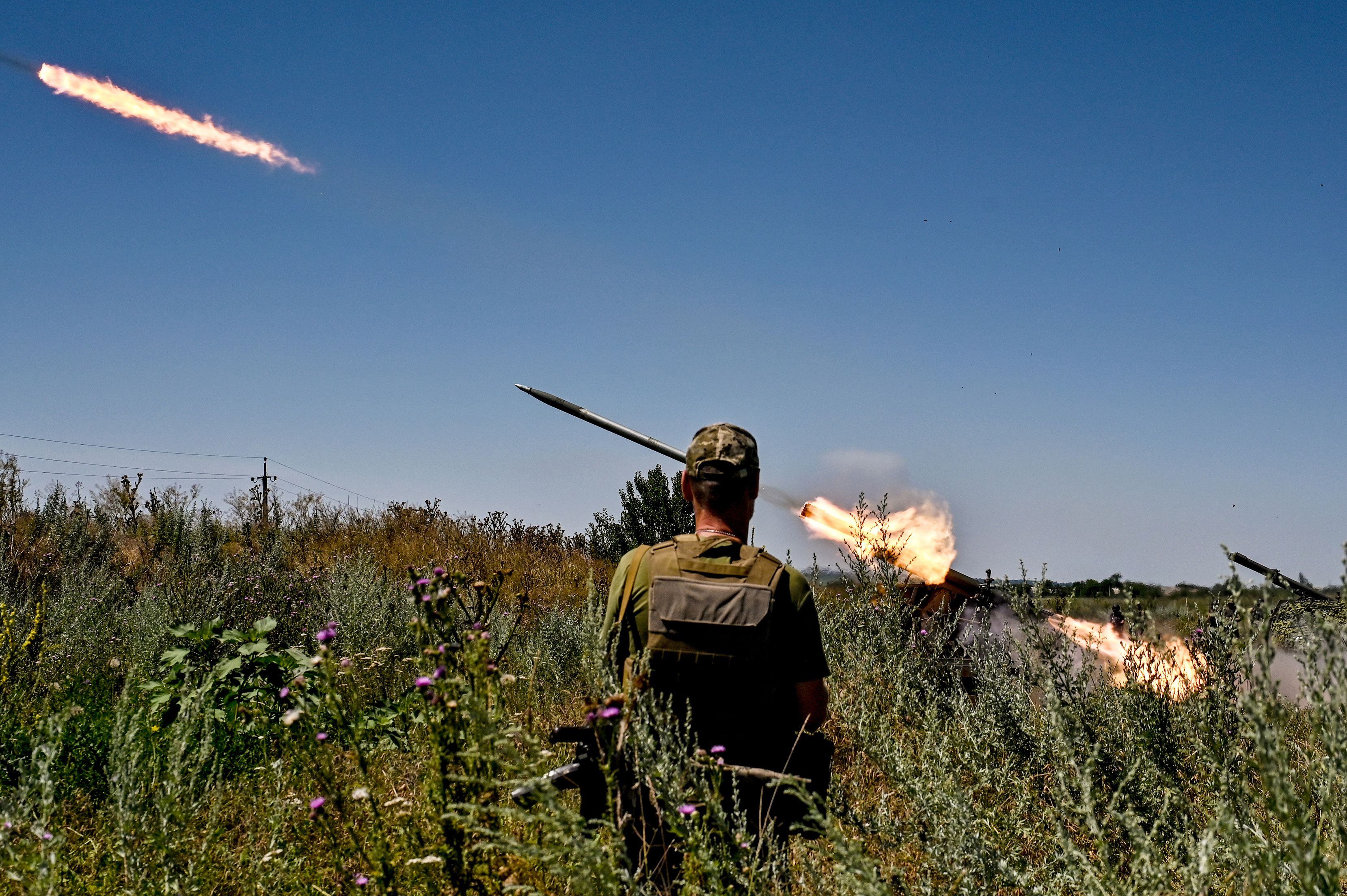 Soldados de una brigada separada de Defensa Territorial de Ucrania disparan contra los ocupantes rusos desde un lanzacohetes móvil Partizan en la región de Zaporizhzhia, sureste de Ucrania. Europa Press/Contacto/Dmytro Smoliyenko