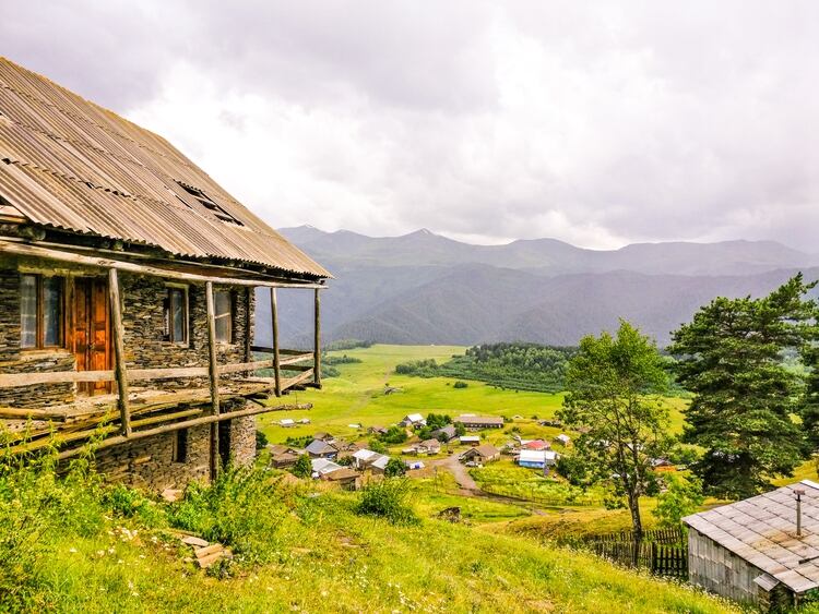 La región de Tusheti se extiende a través de cuatro valles montañosos del Cáucaso central en el este de Georgia, un área que ahora está protegida por su patrimonio natural y el patrimonio cultural de sus habitantes (Shutterstock)