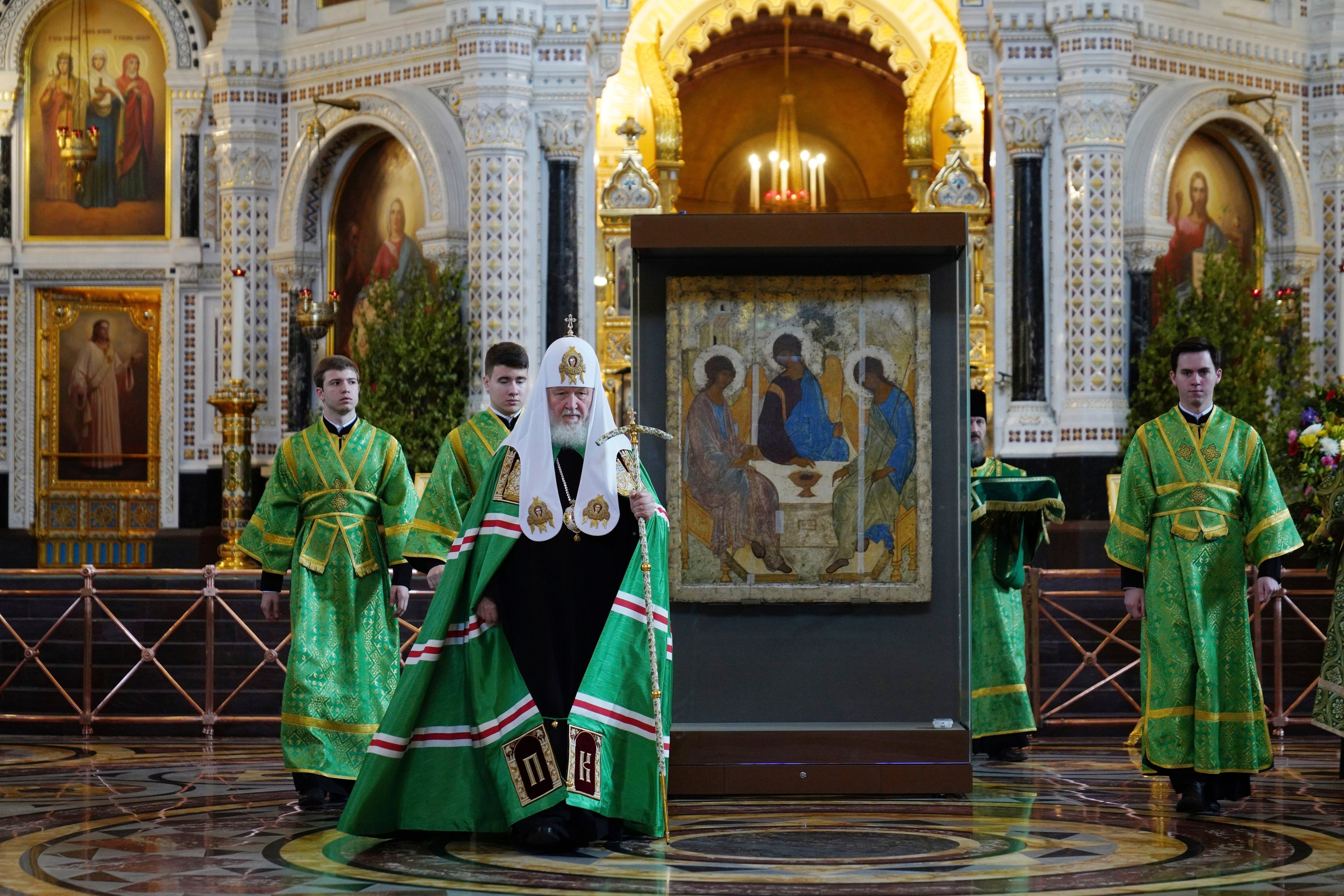 El patriarca Cirilo de Moscú encabeza una liturgia por el Domingo de la Trinidad, en la Catedral de Cristo Salvador, en Moscú, Rusia. (Oleg Varov/Servicio de Prensa de la Iglesia Ortodoxa Rusa vía AP)
