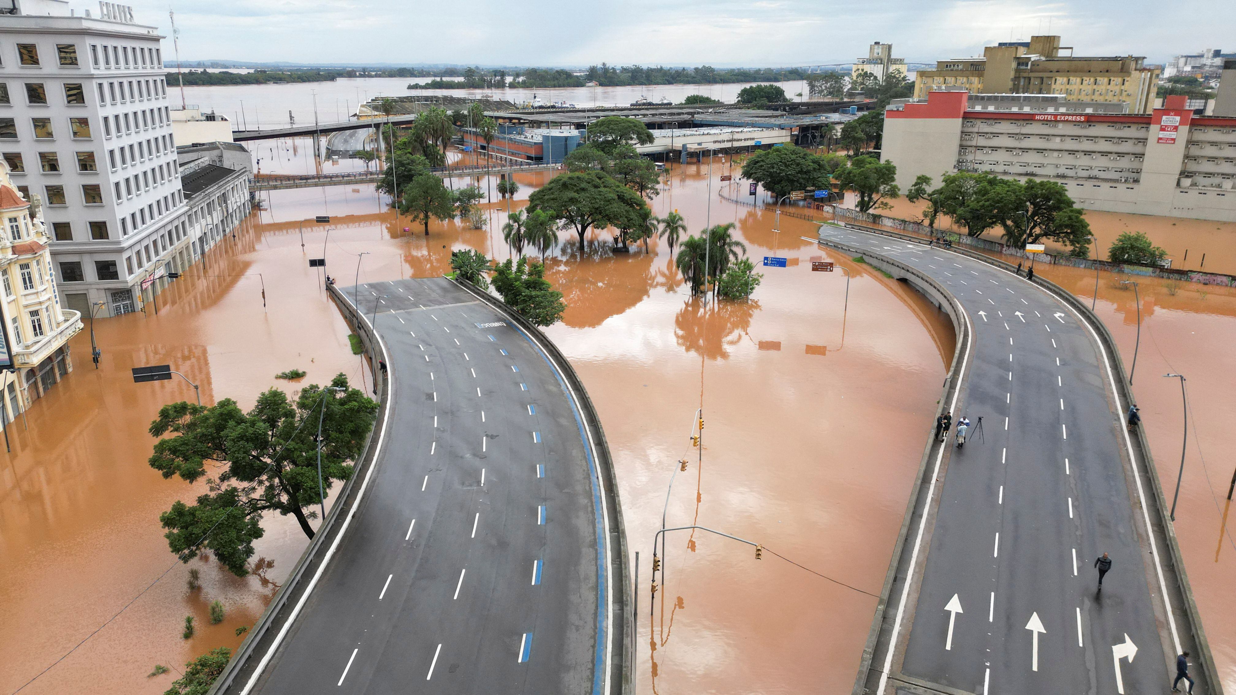 Las impactantes imágenes de las autopistas sumergiéndose en el agua por la inundación en Porto Alegre (Reuters)