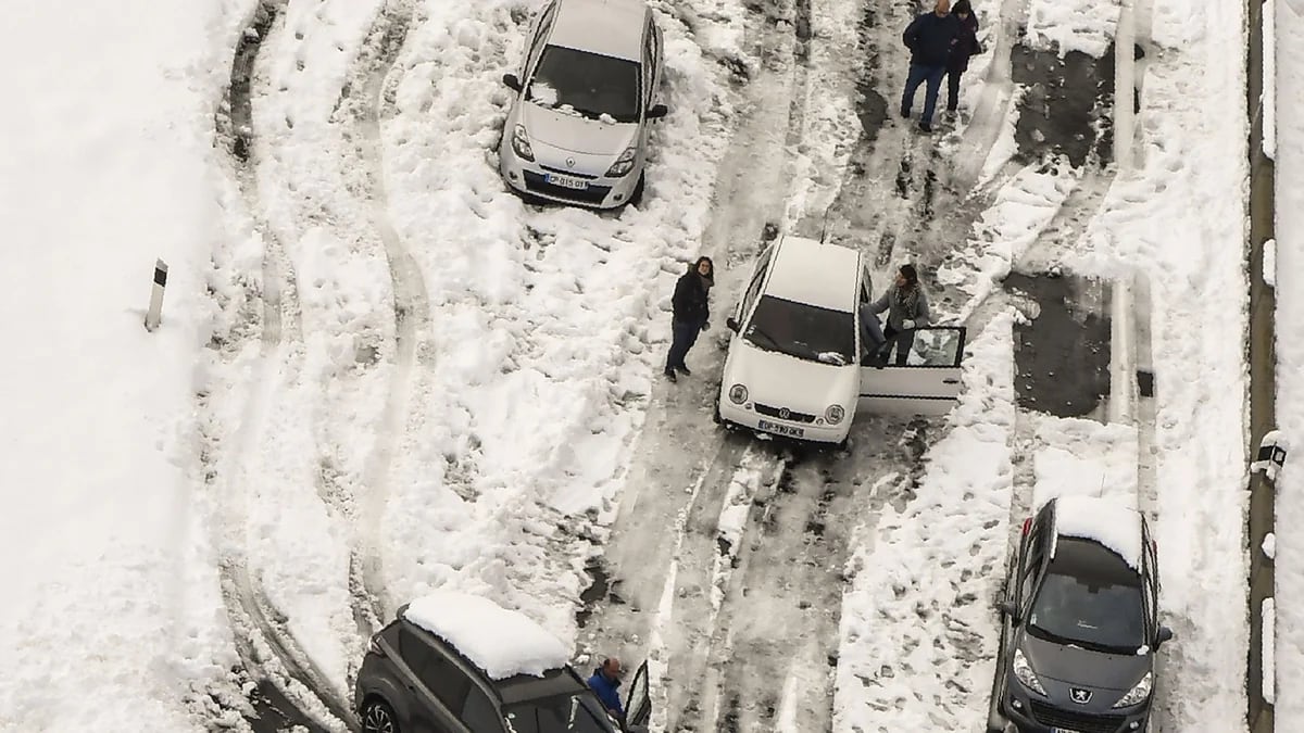 El temporal de frío y nieve causa el caos en el norte de Francia y deja  retenciones kilométricas - El Periódico