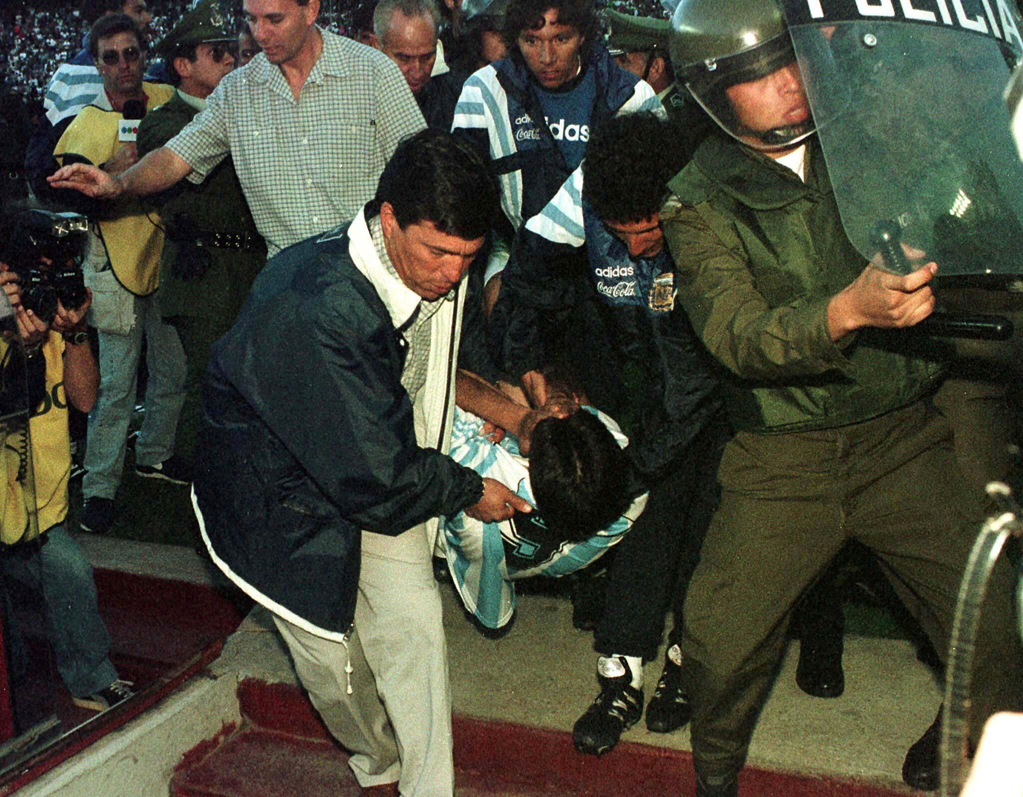 Passarella carga a Julio Cruz en la altura de La Paz durante una agresión en un partido de Eliminatorias Sudamericanas disputado entre Bolivia y Argentina en 1997 (REUTERS/Jose Gomez)