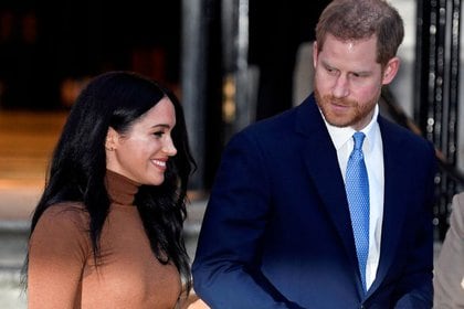Imagen de archivo del príncipe Harry de Reino Unido y su esposa Meghan, duquesa de Sussex, saliendo de la Canada House en Londres, Reino Unido, el 7 de enero de 2020 (Reuters/ Toby Melville/ archivo)