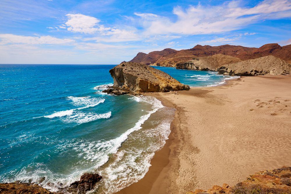 Playa de Monsul, en Almería (Shutterstock).