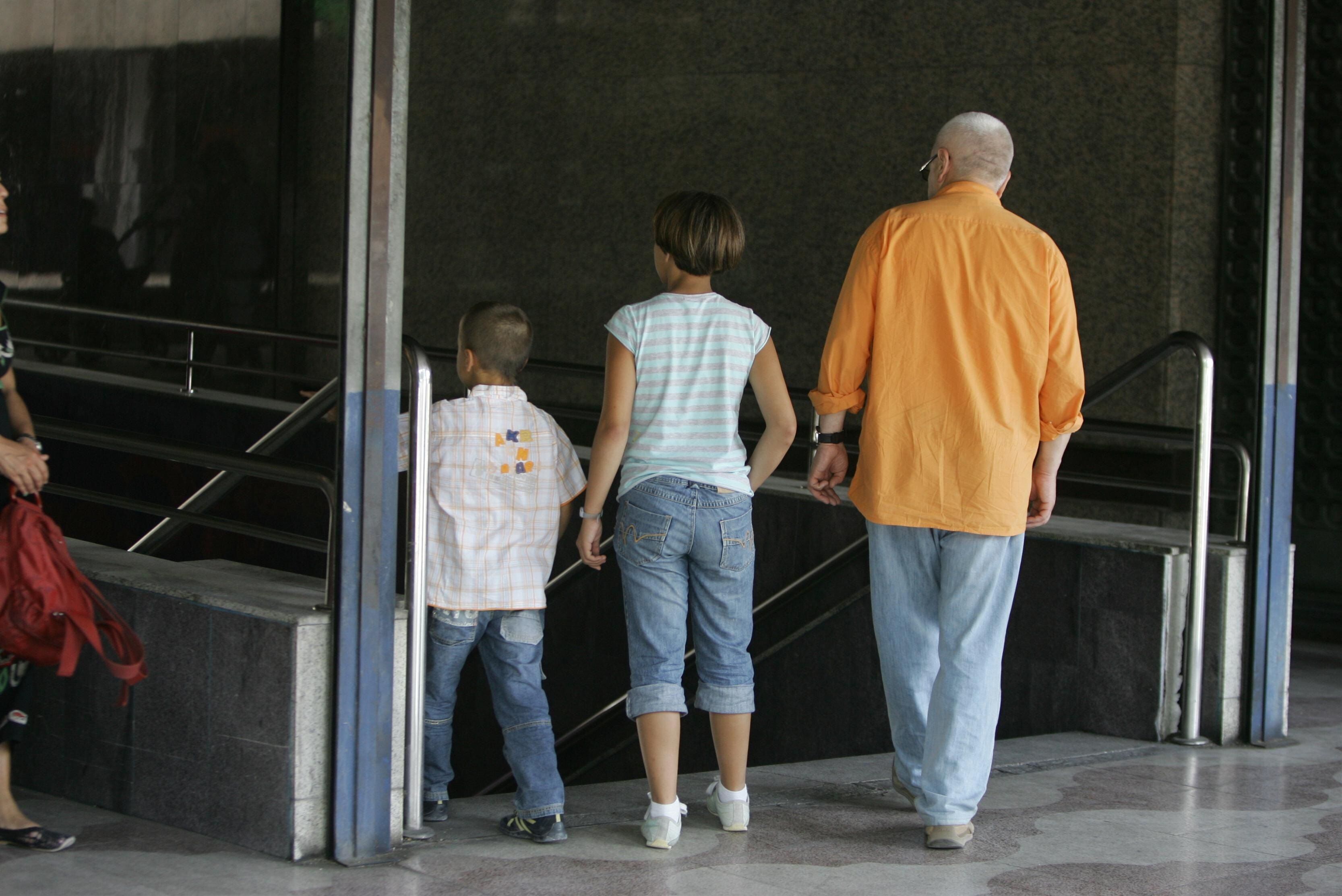 Algunas medidas cautelares afectan a toda la familia de un niño: padres, abuelos, tíos, primos