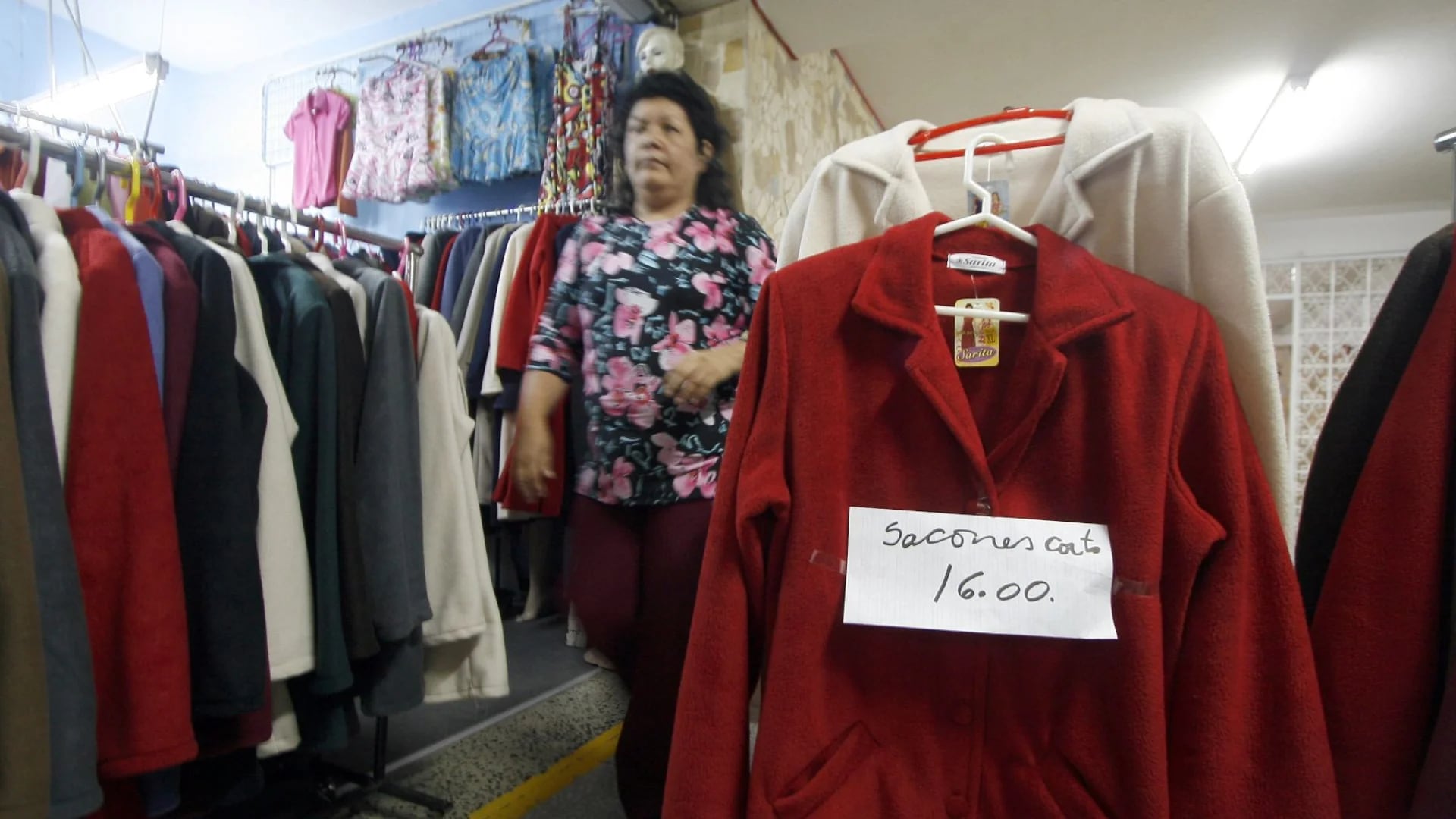 Gamarra remata prendas de invierno hasta el 60% por impacto del ciclón Yaku.
Foto: Andina