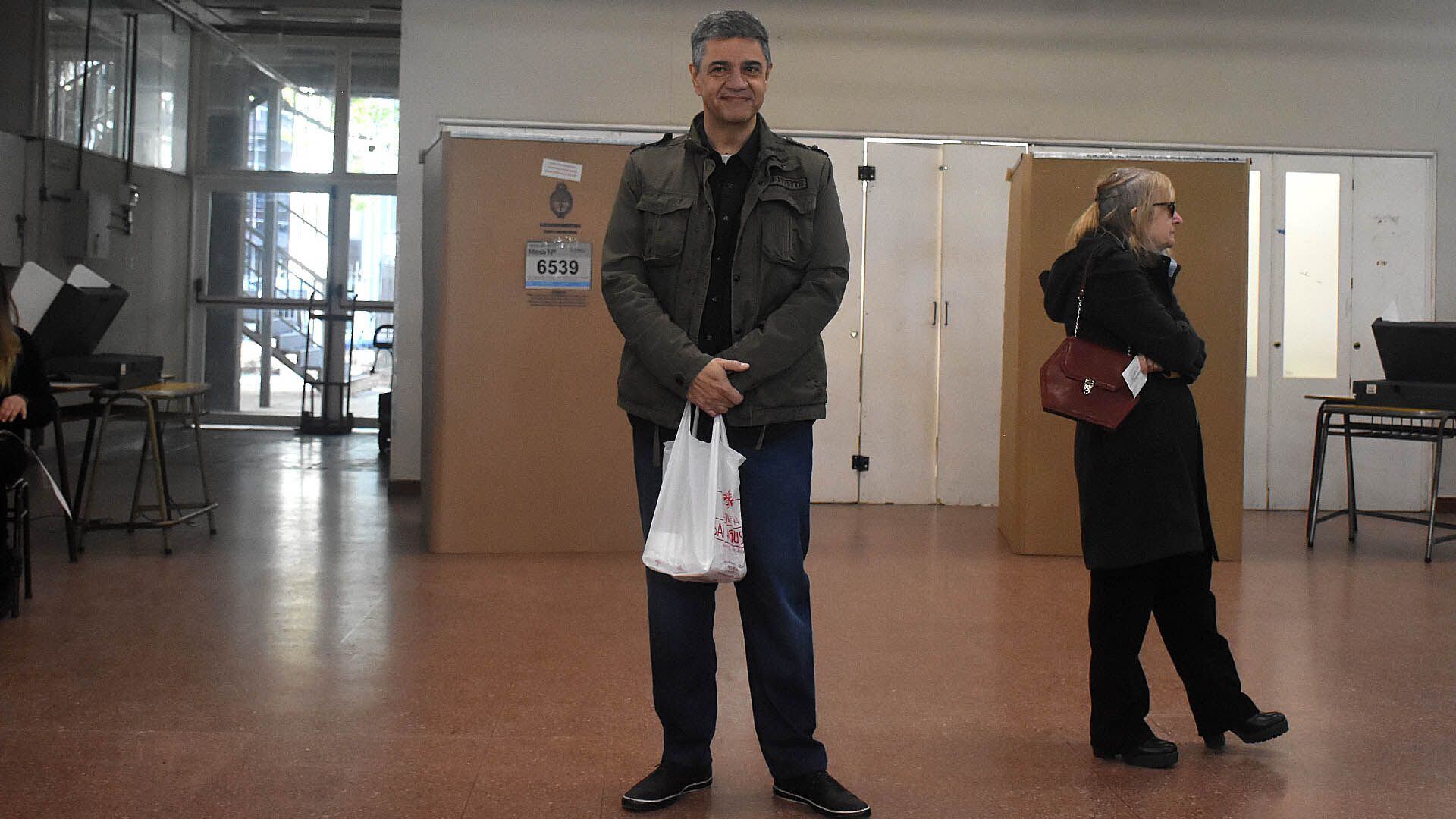 El precandidato a Jefe de Gobierno porteño, Jorge Macri, votó en una escuela de Palermo. (Nicolas Stulberg)