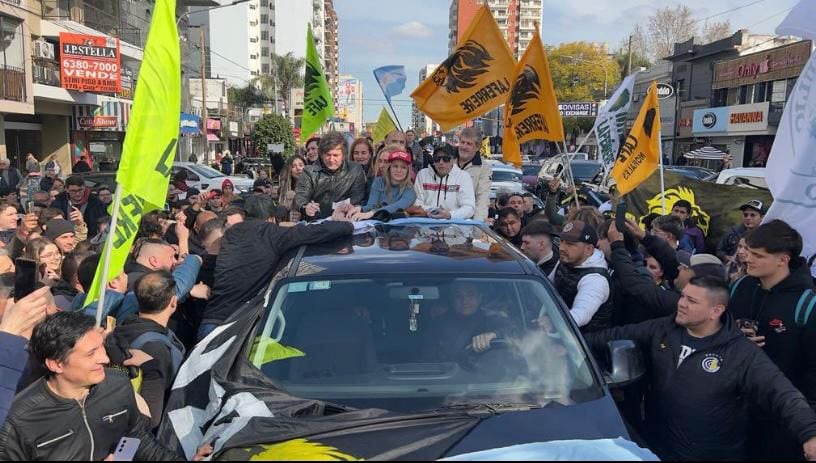 Javier Milei encabezó una caravana en La Matanza. Busca aumentar el caudal de votos en el conurbano