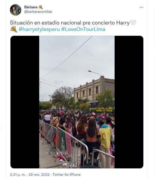 Usuario reporta situación afuera del Estadio Nacional. (Twitter)