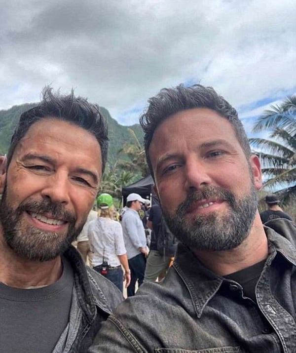 Ben Affleck (derecha) se toma una selfie con su doble, Rich Cetrone, en Hawaii en el set de âTriple Frontierâ