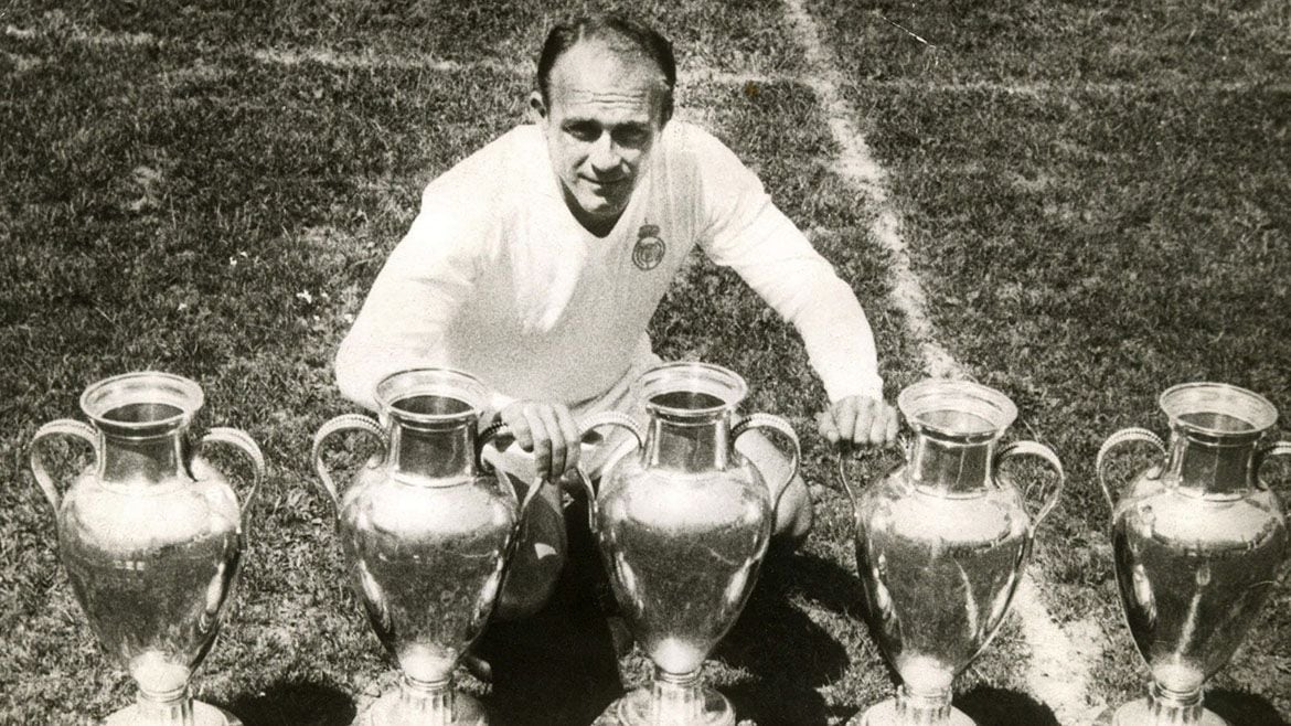 Alfredo Di Stefano con las cinco copas de Europa que ganó con el Real Madrid EFE