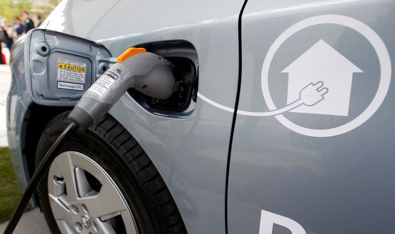 Los autos híbridos basan su funcionamiento en energía y combustible en menor medida. (Foto: REUTERS)
