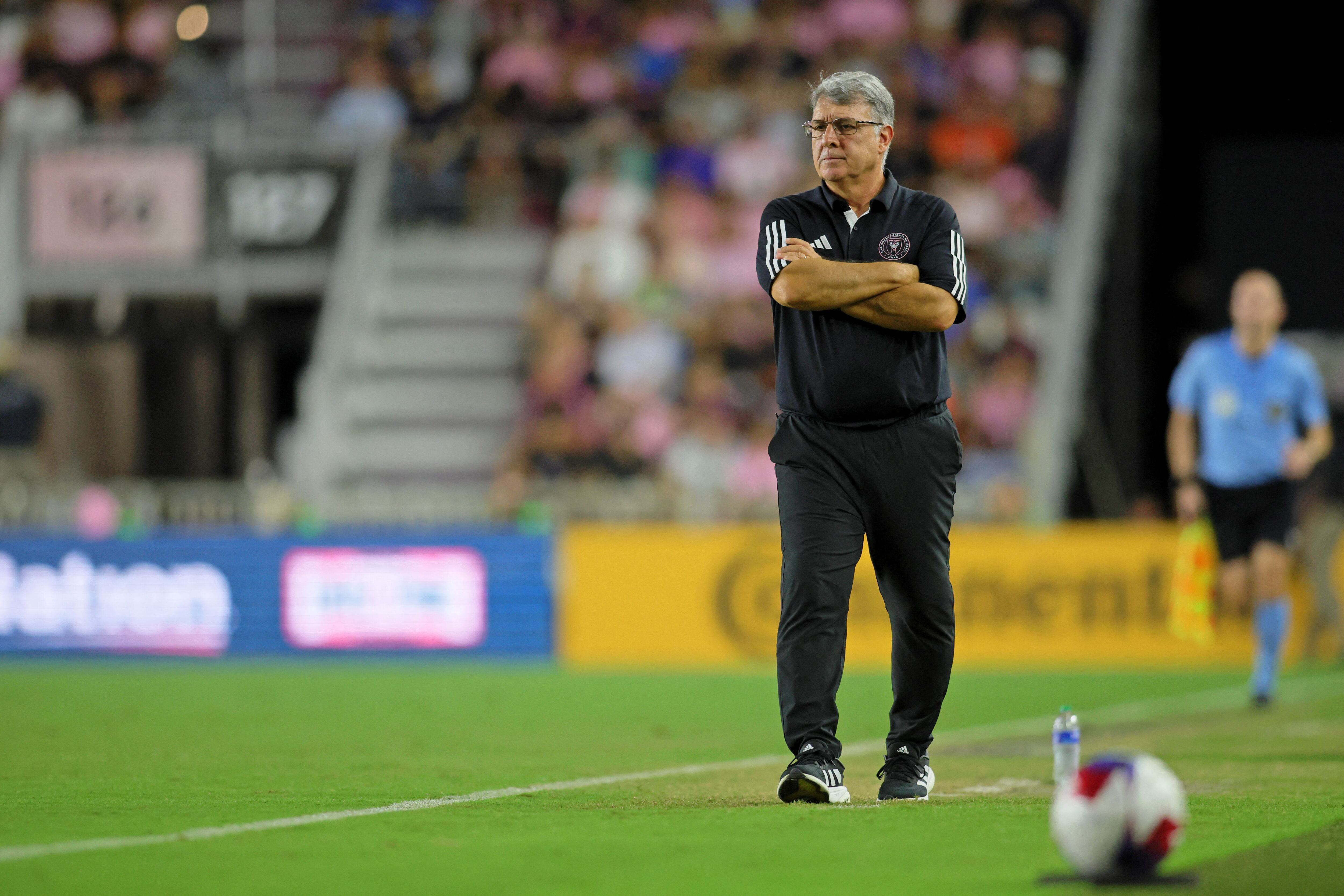 Gerardo Martino observa atentamente el encuentro entre Inter Miami y Cincinnati en el DRV PNK Stadium (Sam Navarro-USA TODAY Sports