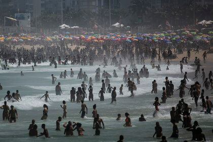 En Río de Janeiro, la normativa indica que la gente puede bañarse, pero no permanecer en la arena, para evitar aglomeraciones (AP)