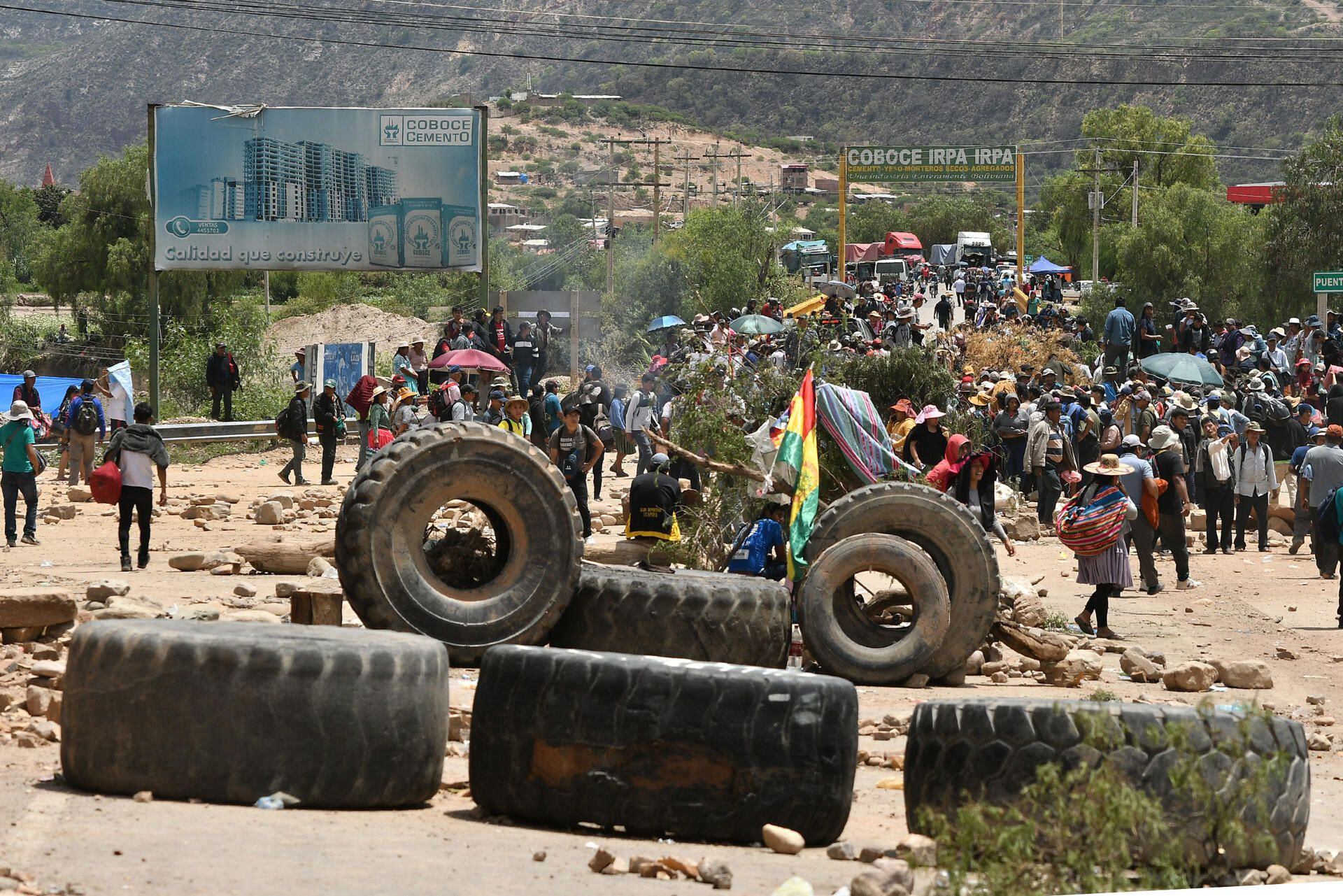 Sectores afines a Evo Morales refuerzan los bloqueos