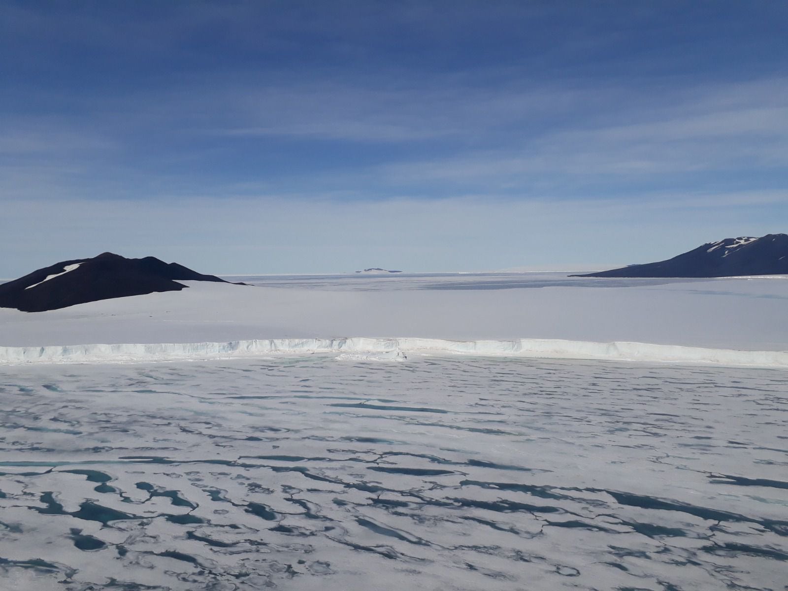 Aquí se observa el hielo marino antártico al frente en contacto con barreras de hielo, que tienen 300 metros de espesor, en verano/Sebastián Marinsek