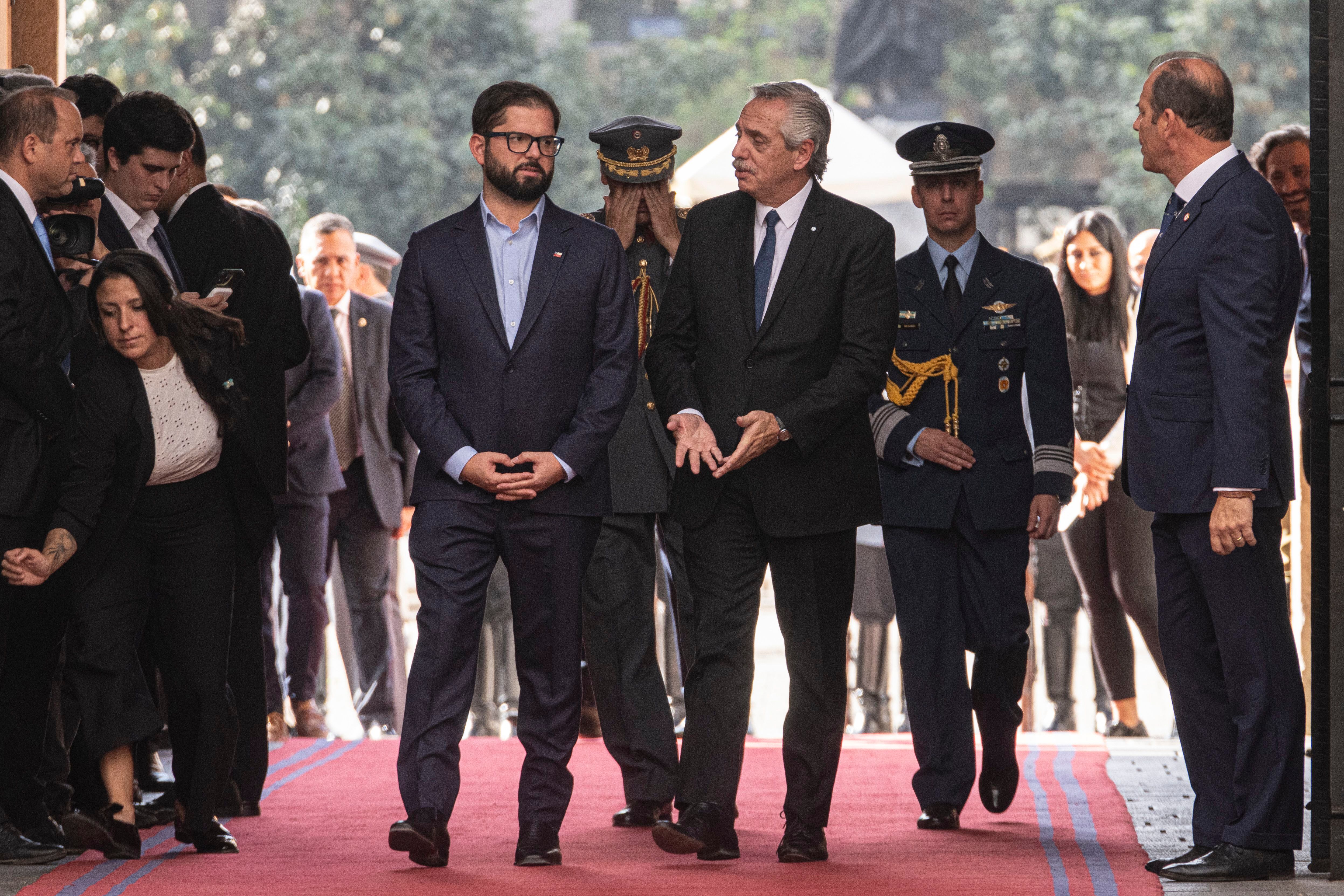 El presidente de Chile, Gabriel Boric, a la izquierda, recibe al presidente de Argentina, Alberto Fernández, en el palacio presidencial de La Moneda, en Santiago, Chile, el miércoles 5 de abril de 2023. (AP Foto/Esteban Félix)