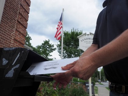 En las elecciones estadounidenses (Europa Press) una persona emite su voto por correo