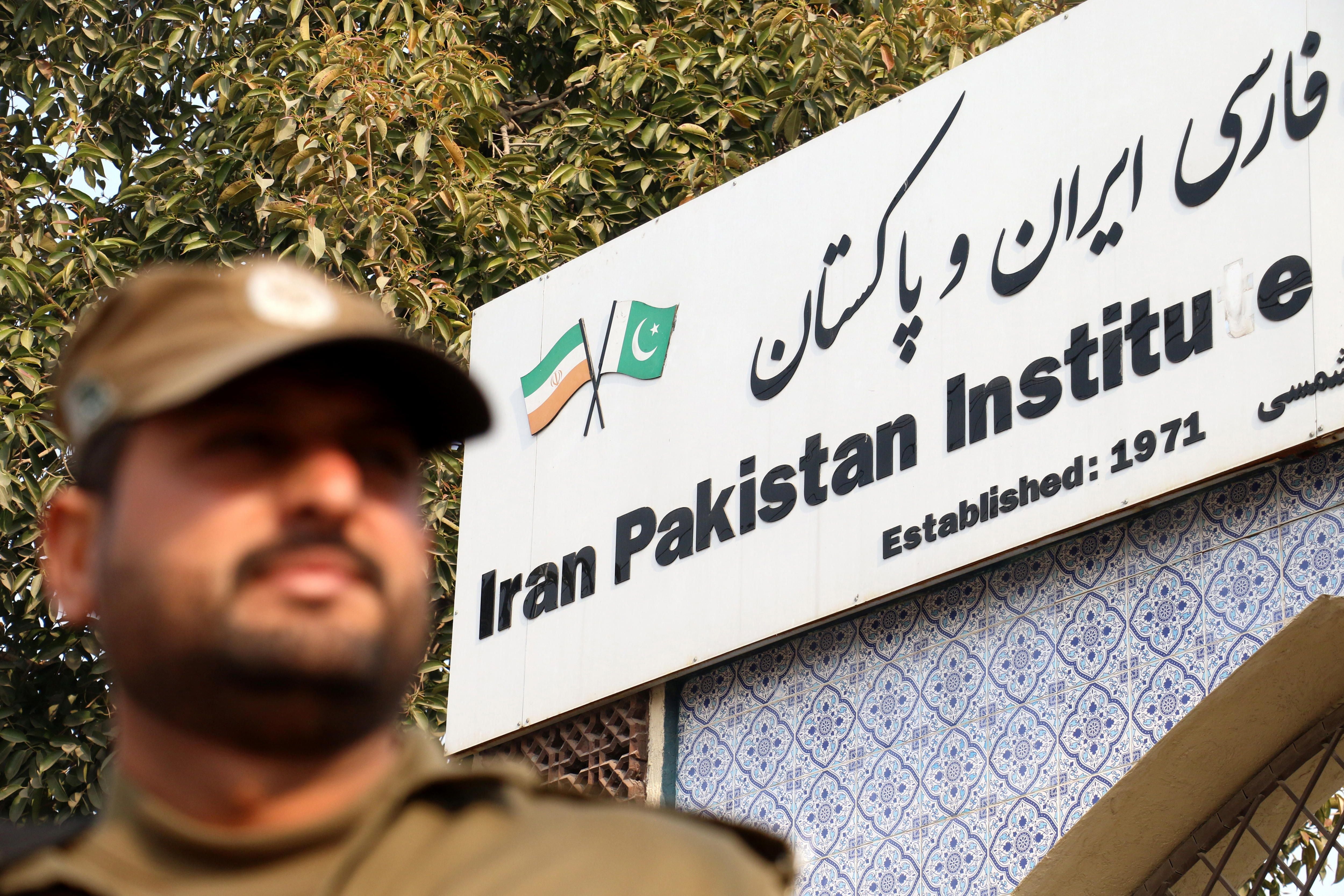 Un oficial de seguridad paquistaní vigila a las puertas del centro cultural iraní en la provincia de Baluchistán en Pakistán. EFE/ Sohail Shahzad 
