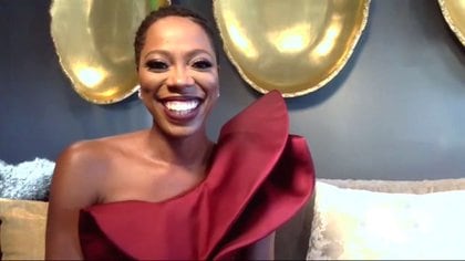 Yvonne Orji, lució un vestido de un solo hombro en color bordó acompañado con un maquillaje con boca roja para la entrega de los premios de esta noche 
