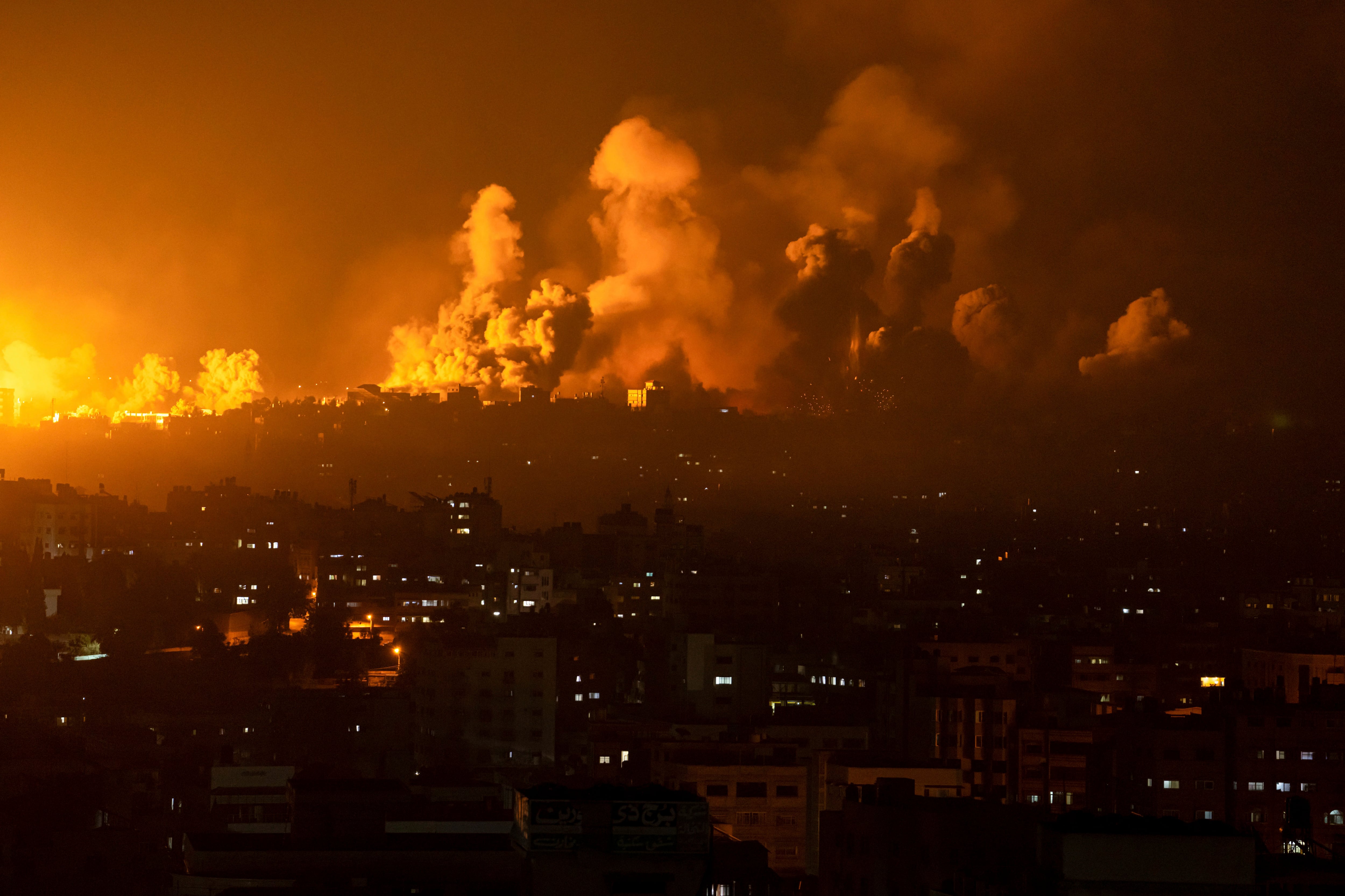 Fuego y humo se elevan tras un ataque aéreo israelí, el domingo 8 de octubre de 2023, en la Ciudad de Gaza. (AP Foto/Fatima Shbair)