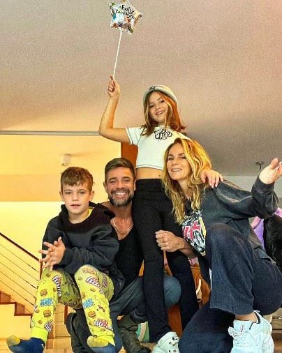 Sabrina Rojas y Luciano Castro con sus hijos