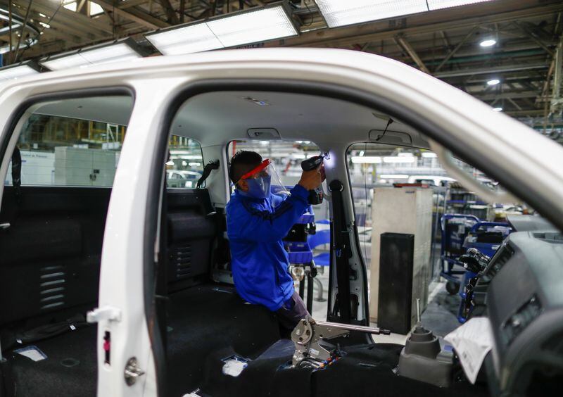 Foto de archivo: un trabajador de la empresa Volkswagen trabaja en el ensamblaje de un vehículo en la planta de la compañía en General Pacheco. REUTERS 