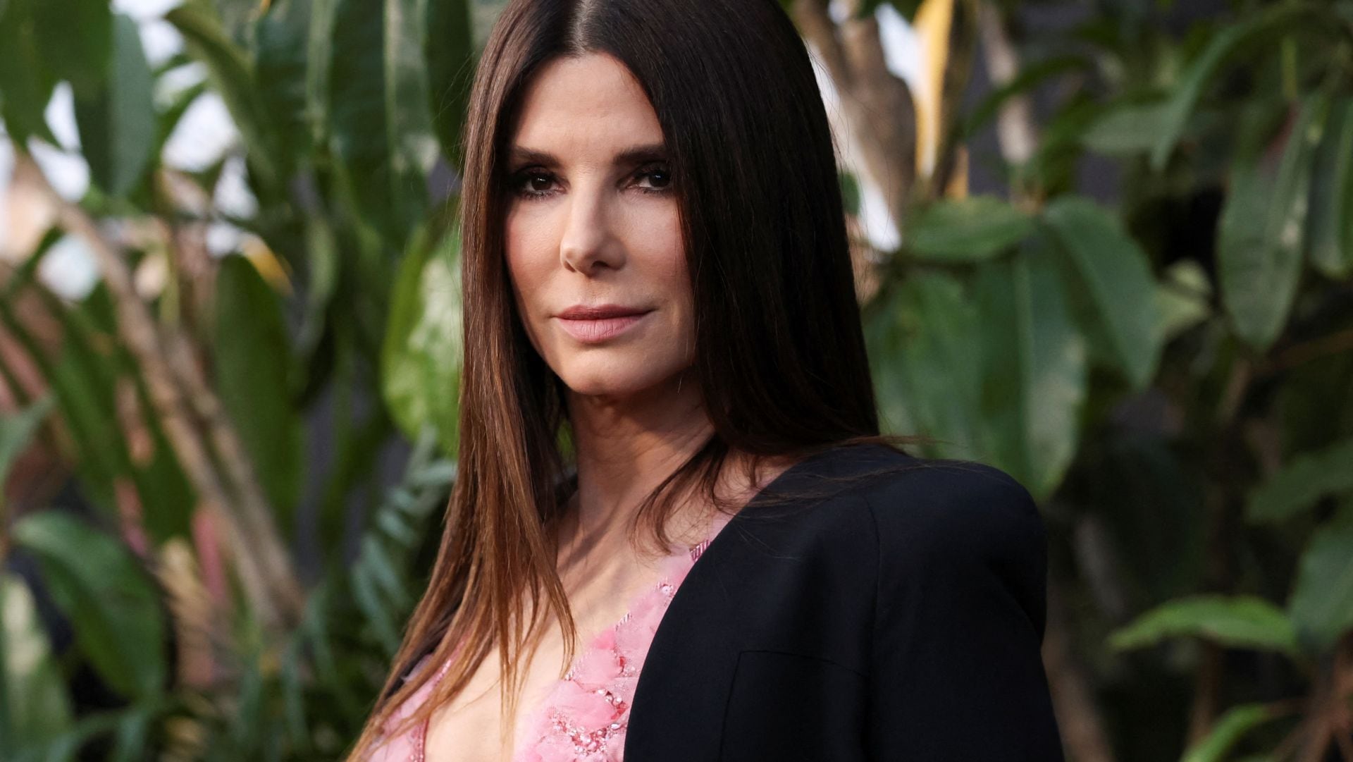 Sandra Bullock prioriza una rutina diaria de ejercicio que incluye pilates, yoga y kickboxing para mantener su vitalidad y forma física (REUTERS/Mario Anzuoni)