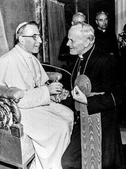 El papa Juan Pablo I con quien sería su sucesor, el por entonces cardenal Karol Wojtyla en 1978 (RealyEasyStar)