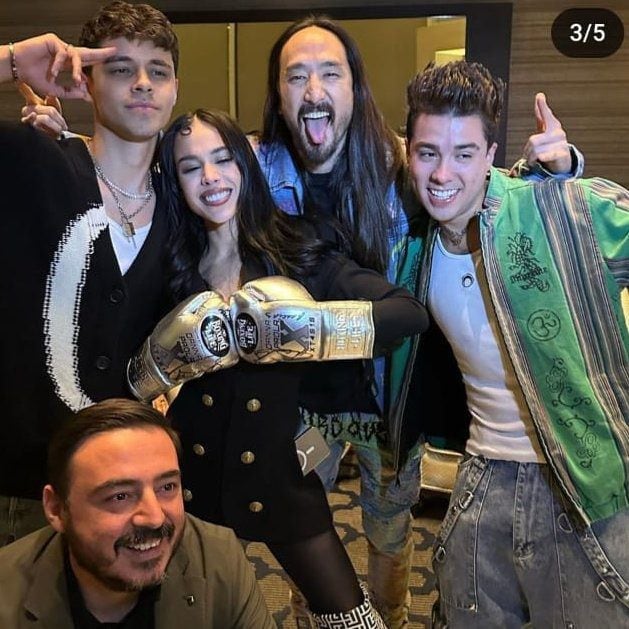 Danna Paola posó su obsequio junto a Mario Bautista, Alex Hoyer -su novio- y el DJ estadounidense Steve Aoki
(Foto: RS) 