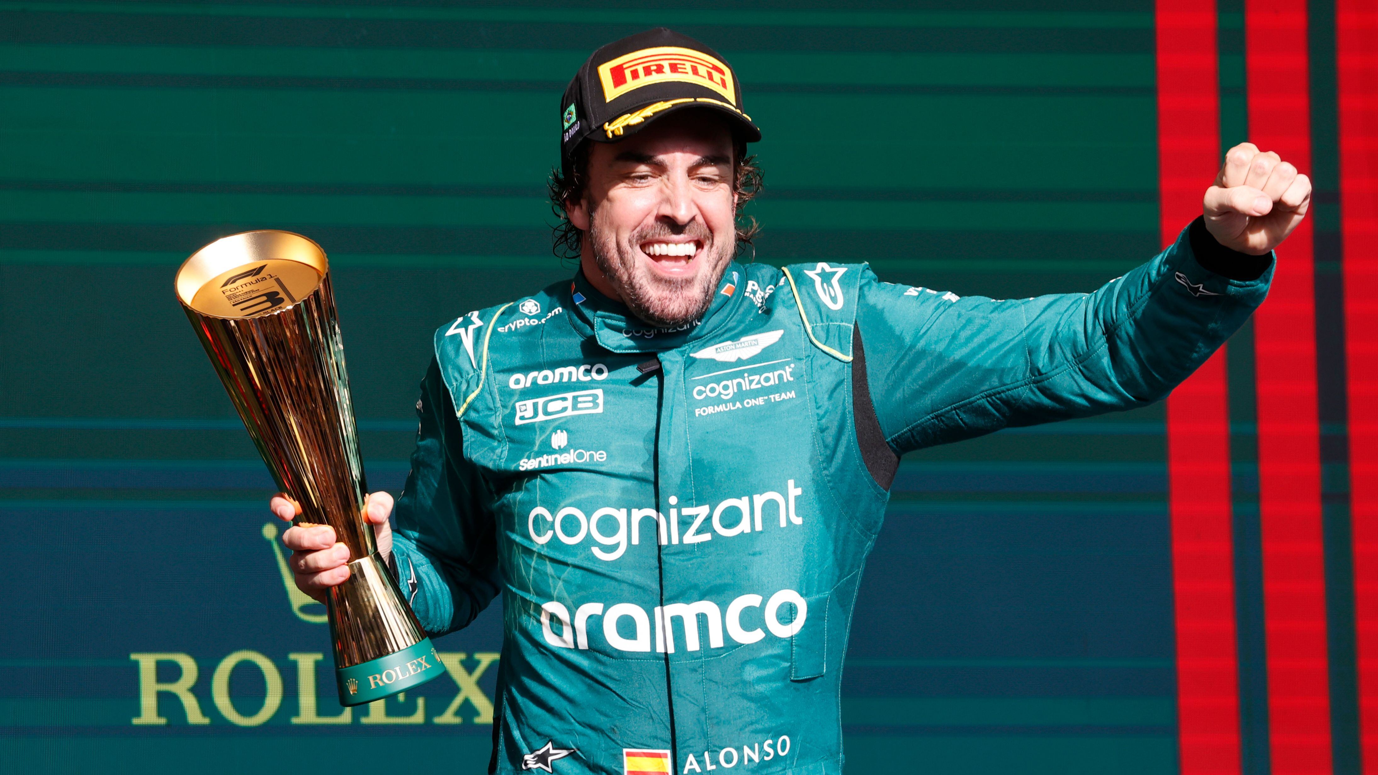 El español Fernando Alonso de Alpine celebra hoy, tras terminar tercero en el Gran Premio de Brasil de Fórmula 1, en el circuito de Interlagos, en Sao Paulo (Brasil). EFE/ Sebastiao Moreira