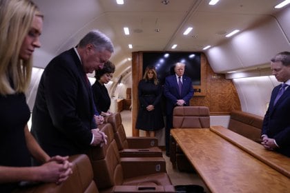 El presidente de Estados Unidos, Donald Trump, y la primera dama Melania Trump, junto con la secretaria de prensa de la Casa Blanca, Kayleigh McEnany, el jefe de gabinete de la Casa Blanca, Mark Meadows, y la secretaria de Transporte, Elaine Chao, mientras hacen una pausa para guardar Un momento de silencio a bordo del Air Force One mientras viajan para asistir a la decimonovena celebración anual del 11 de septiembre en el Monumento Nacional del Vuelo 93 en Pensilvania el 11 de septiembre de 2020 (REUTERS / Jonathan Ernst)