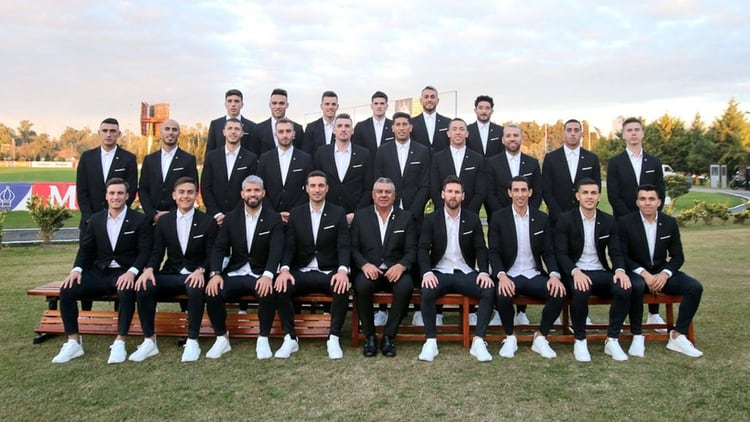 Los 23 jugadores con el traje diseñado por Key Biscayne (@Argentina)