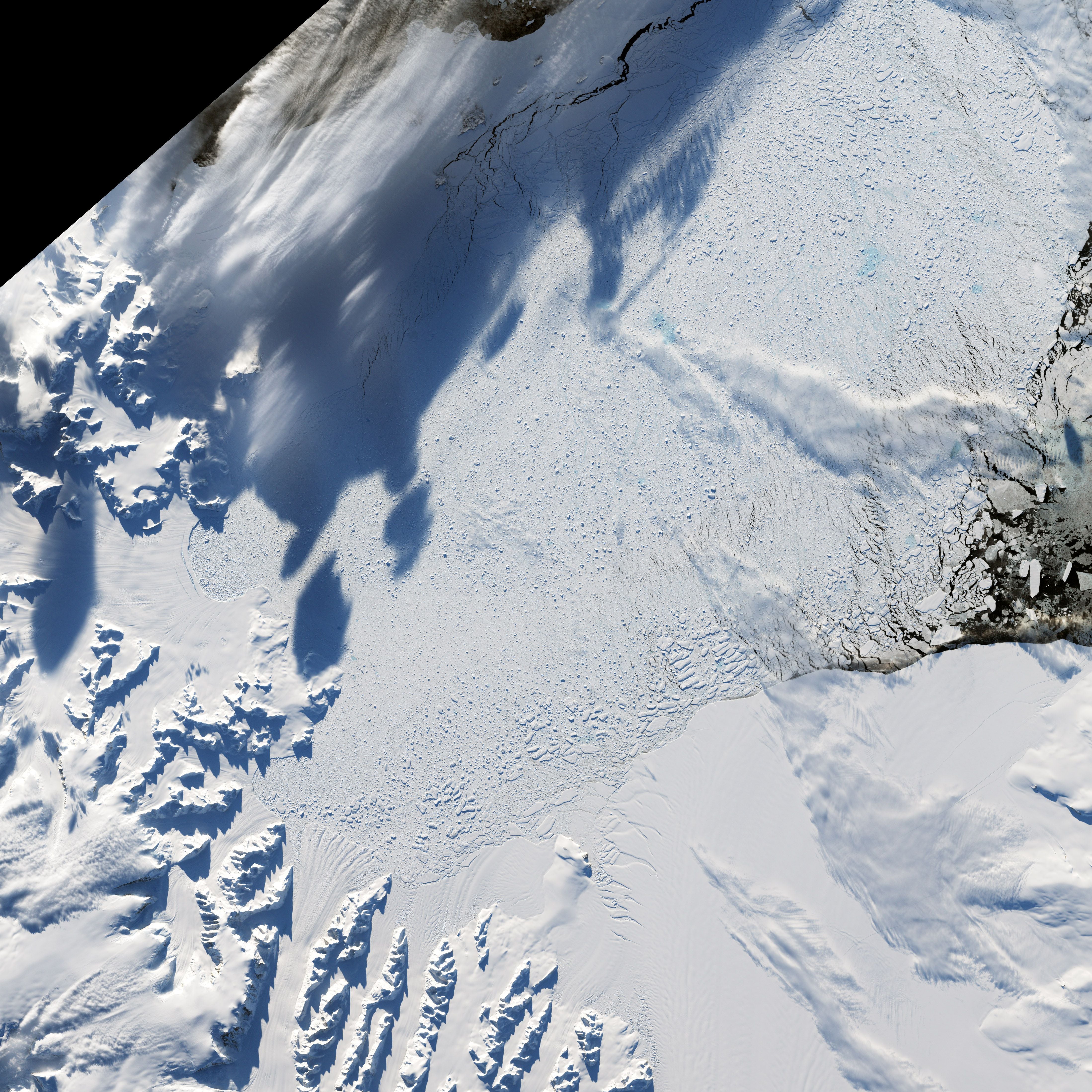 En los últimos dos años se redujo el hielo marino en la Antártida. Como consecuencia, el glaciar Crane cambió su dinámica y retrocedió/NASA