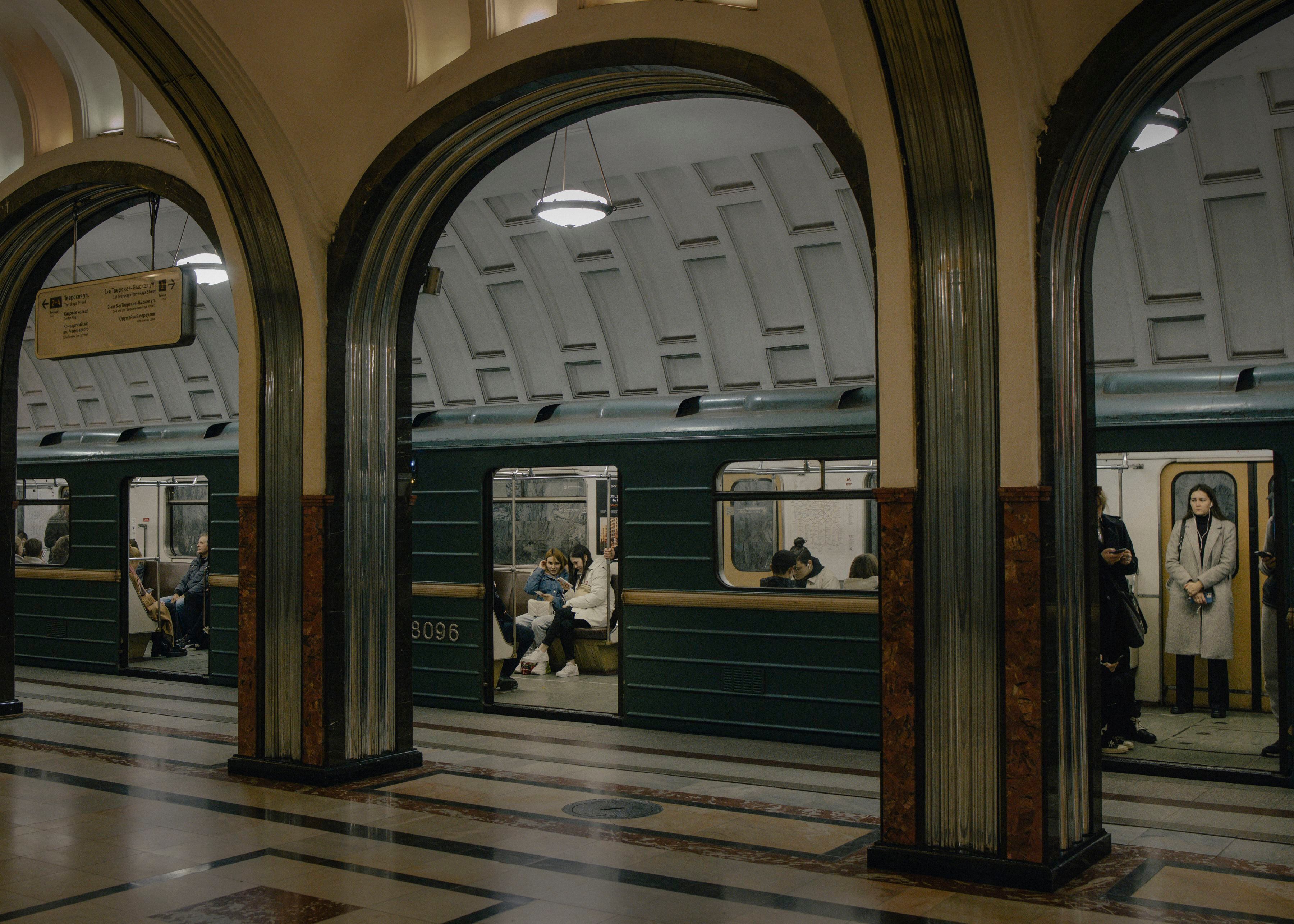 Viajeros en la estación de metro de Moscú, que recientemente ha dejado de repetir los anuncios en inglés (Nanna Heitmann/The New York Times)