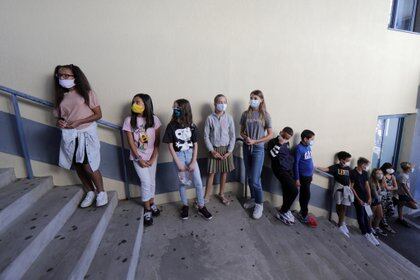 Los estudiantes de secundaria, con máscaras protectoras, hacen fila para ingresar al comedor del Henri Matisse College en Niza, mientras que los niños franceses regresan a sus escuelas después de sus vacaciones de verano (REUTERS / Eric Gaillard / Foto de archivo)