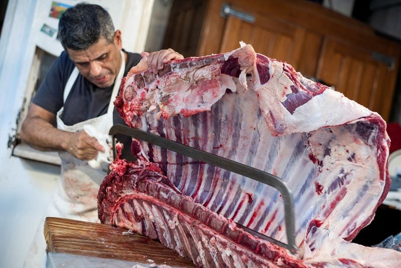 Un carnicero corta carne en un mercado, en momentos en que los argentinos sienten el impacto de una alta tasa de inflación (Reuters)