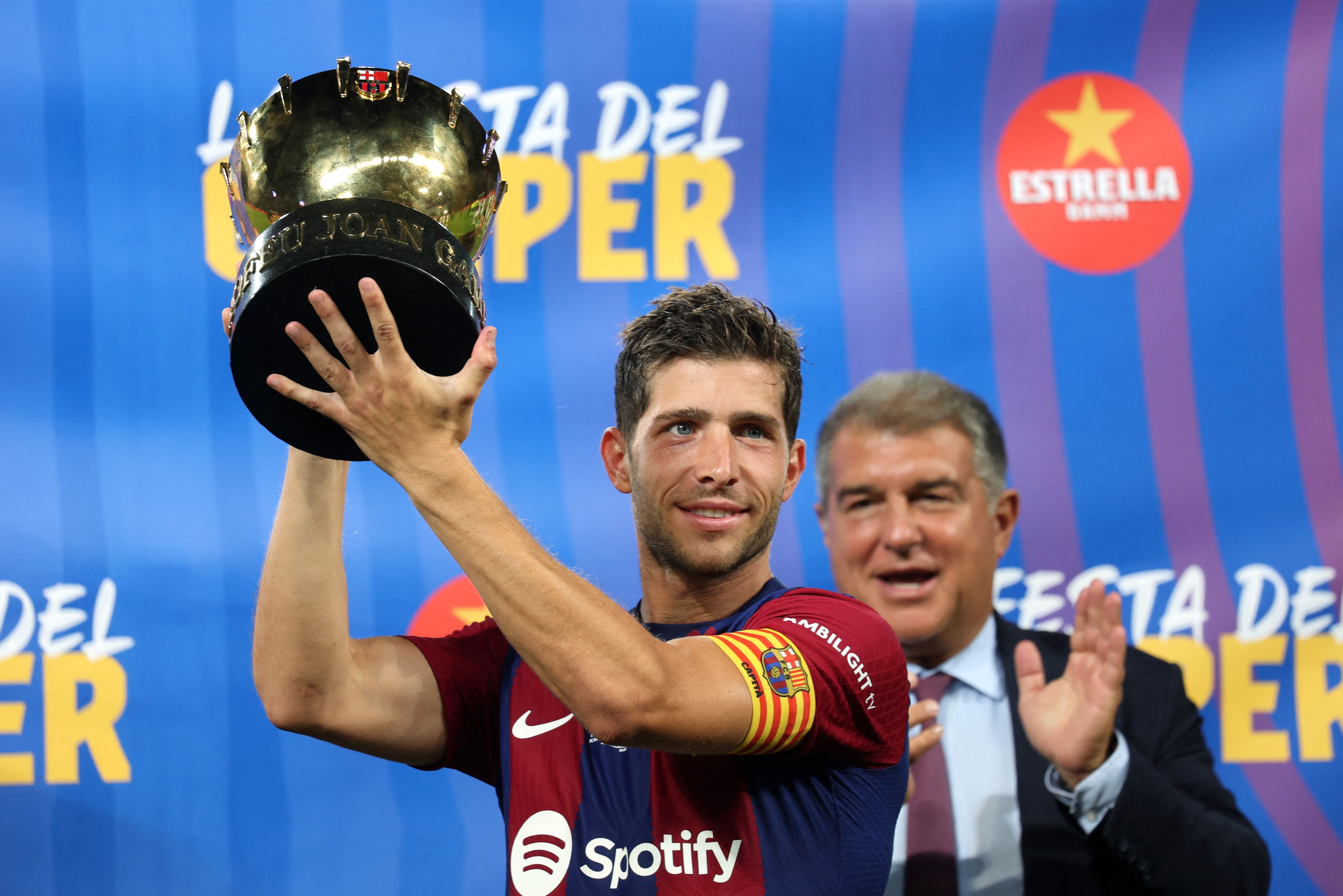 8 de agosto de 2023. Sergi Roberto del FC Barcelona celebra con el Trofeo Joan Gamper después de ganar el partido (REUTERS/Nacho Doce)