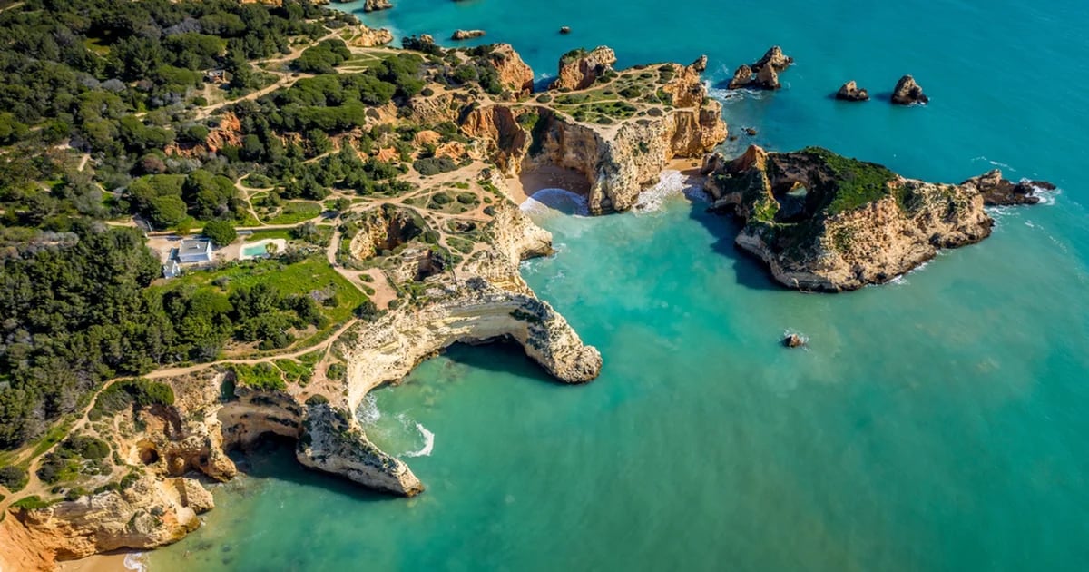 A incrível praia de Portugal no sopé de uma falésia acessível por caminho subterrâneo