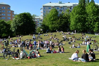 Personas disfrutando del buen tiempo en el parque Tantolunden de Estocolmo (TT News Agency/Henrik Montgomery via REUTERS)