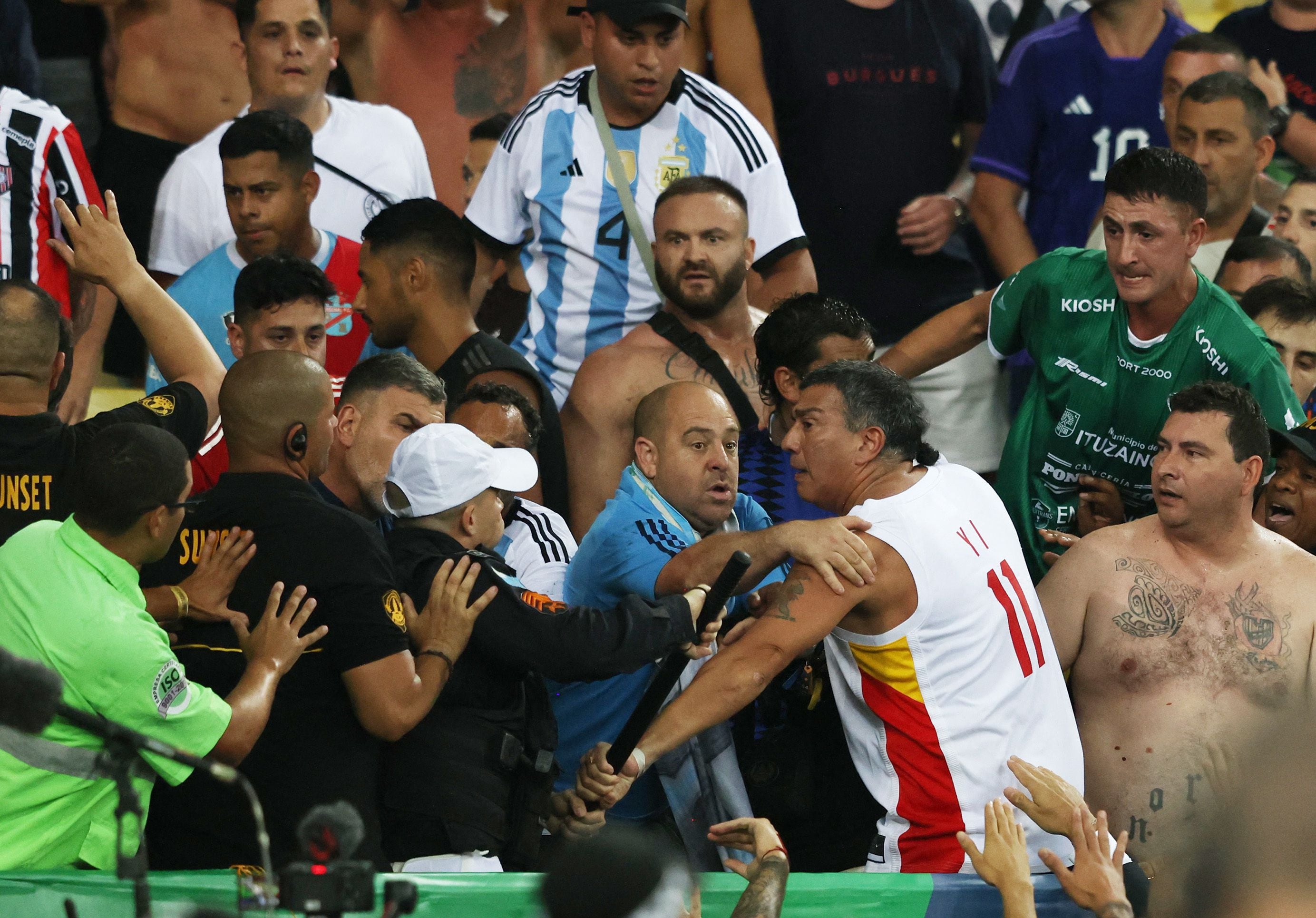 El Patovica de la Selección, de barba, en cuero y con una riñonera cruzada (REUTERS/Sergio Moraes)