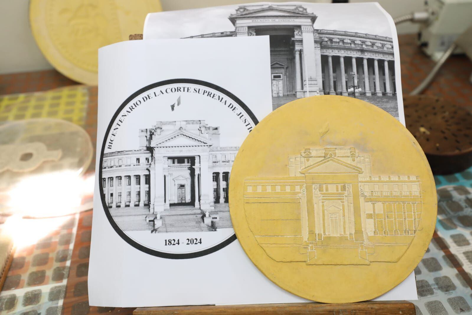 Imagen de modelo de la moneda del BCR que muestra frontis Poder Judicial