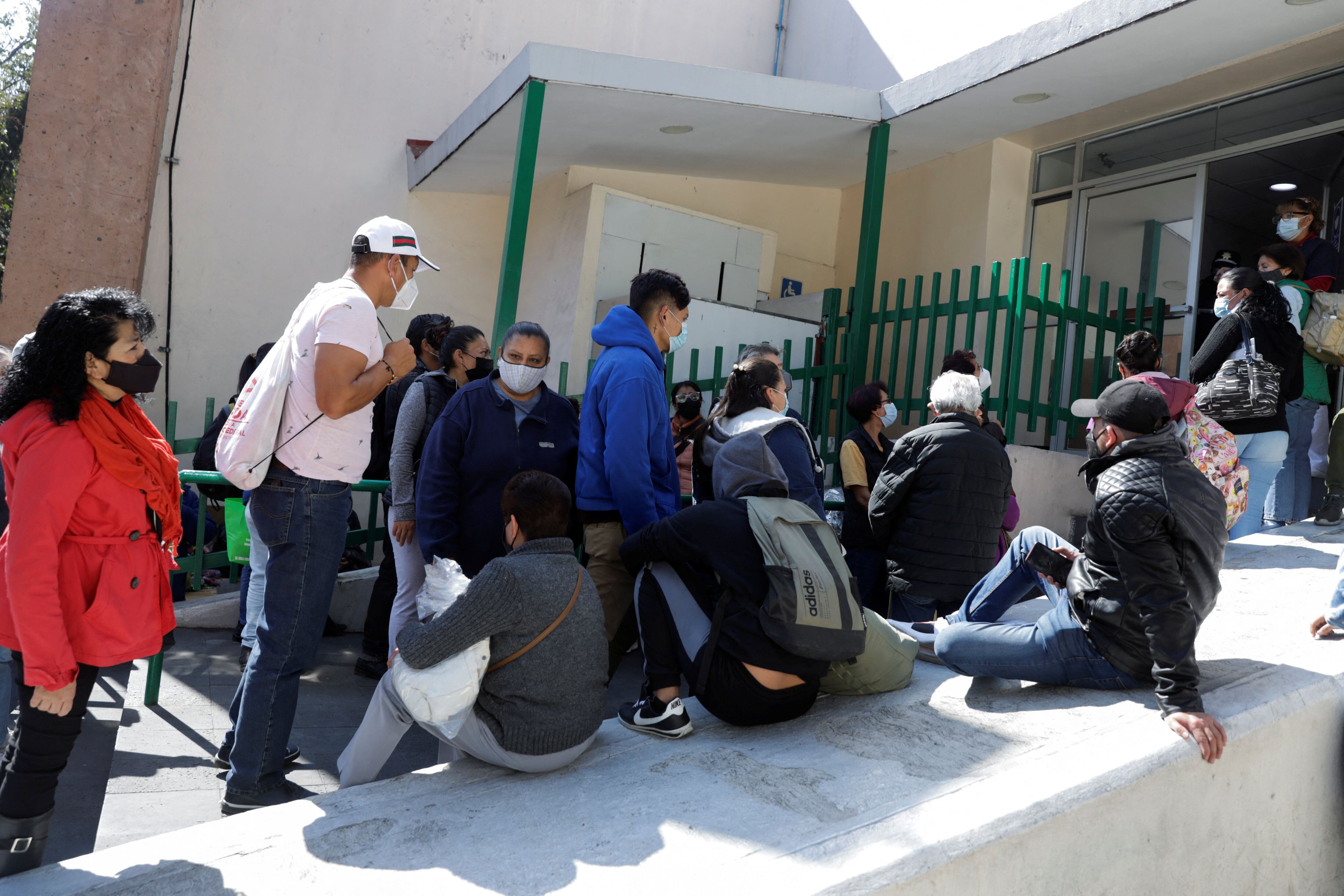 Debido al aumento de casos y el número de habitantes en México, habrá también más hospitalizaciones en esta Cuarta Ola de COVID-19 (Foto: REUTERS/Luis Cortes)