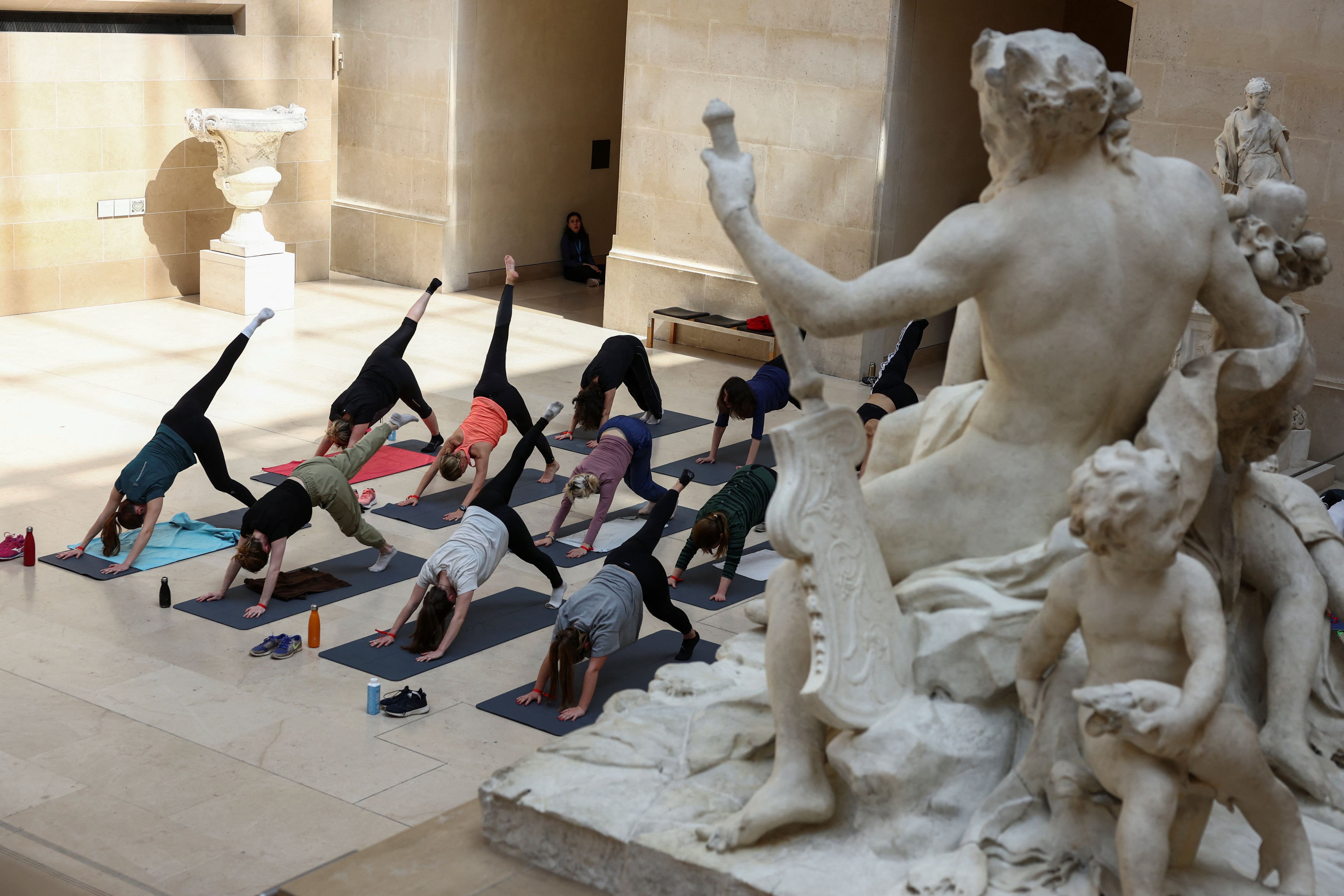 Las "visitas deportivas" al Louvre fueron diseñadas por el coreógrafo francés Mehdi Kerkouche 