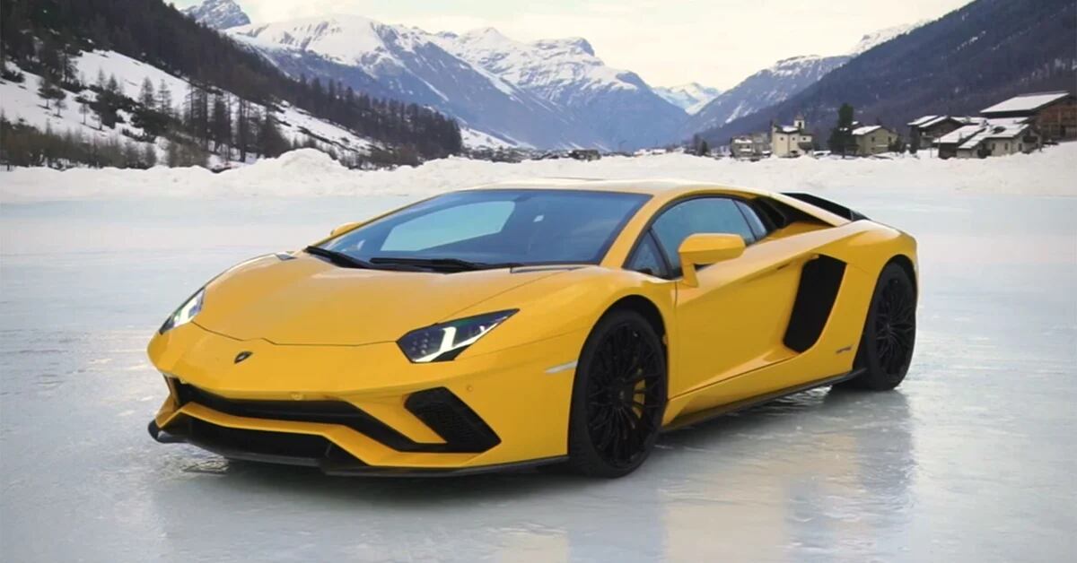 Impresionante duelo entre un Lamborghini y una avioneta en la nieve -  Infobae