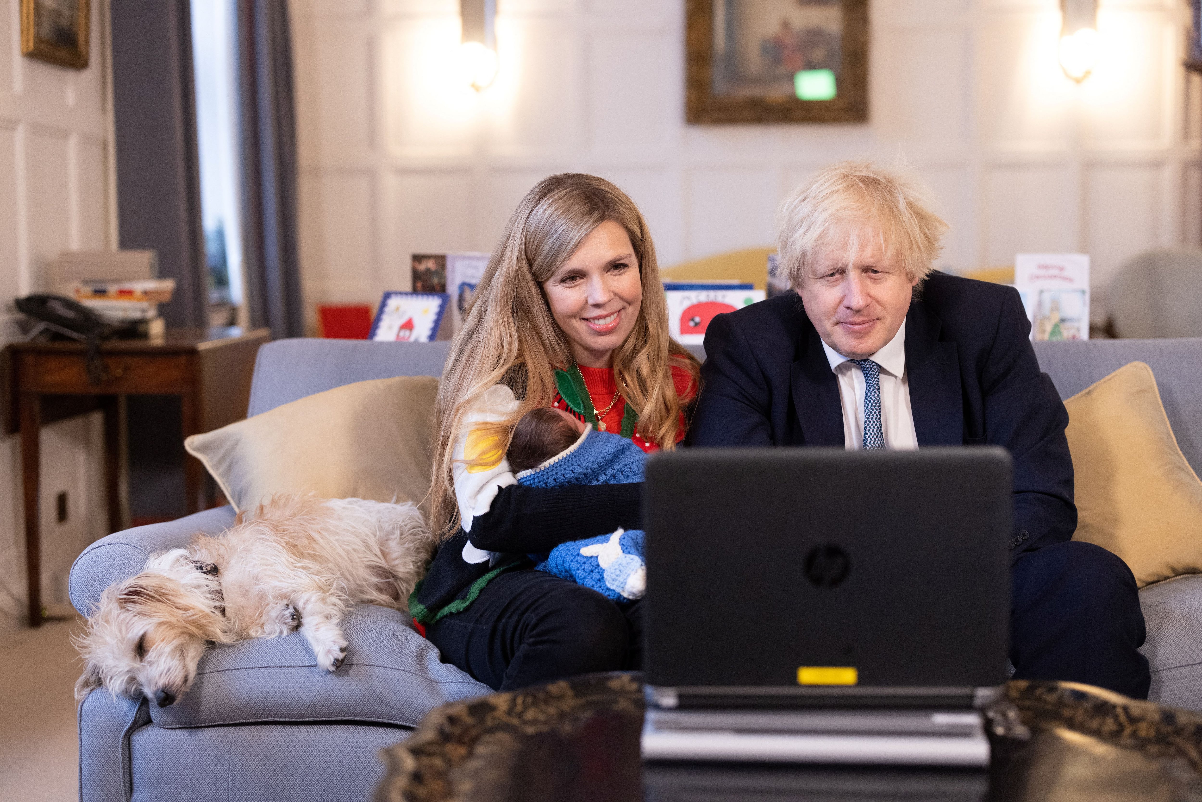 Boris Johnson junto a su esposa Carrie Johnson y su hija Romy (Foto: Simon Dawson/REUTERS)