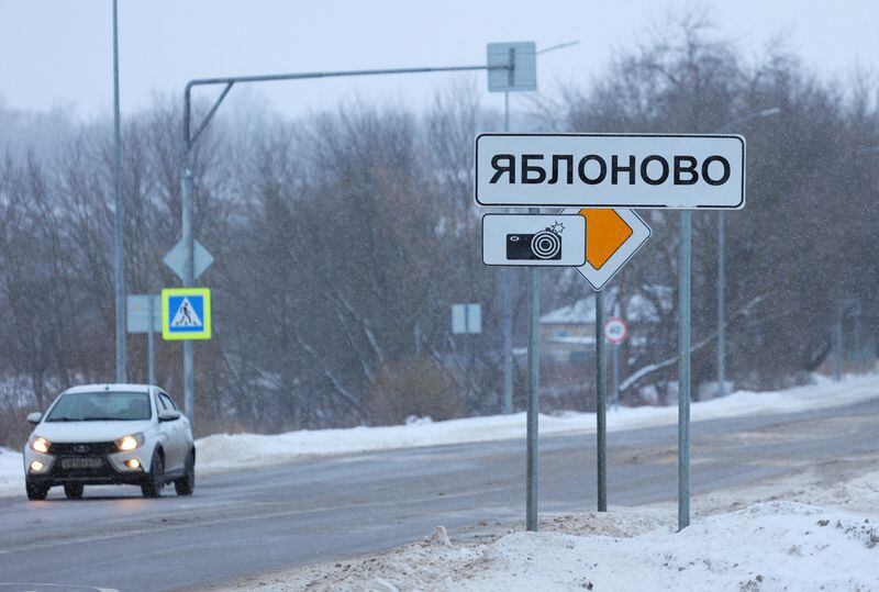 Una señal de tráfico con el nombre del pueblo de Yablonovo cerca del lugar donde se estrelló el avión de transporte militar ruso Ilyushin Il-76 en la región de Bélgorod, Rusia. 24 de enero de 2024. REUTERS/Stringer