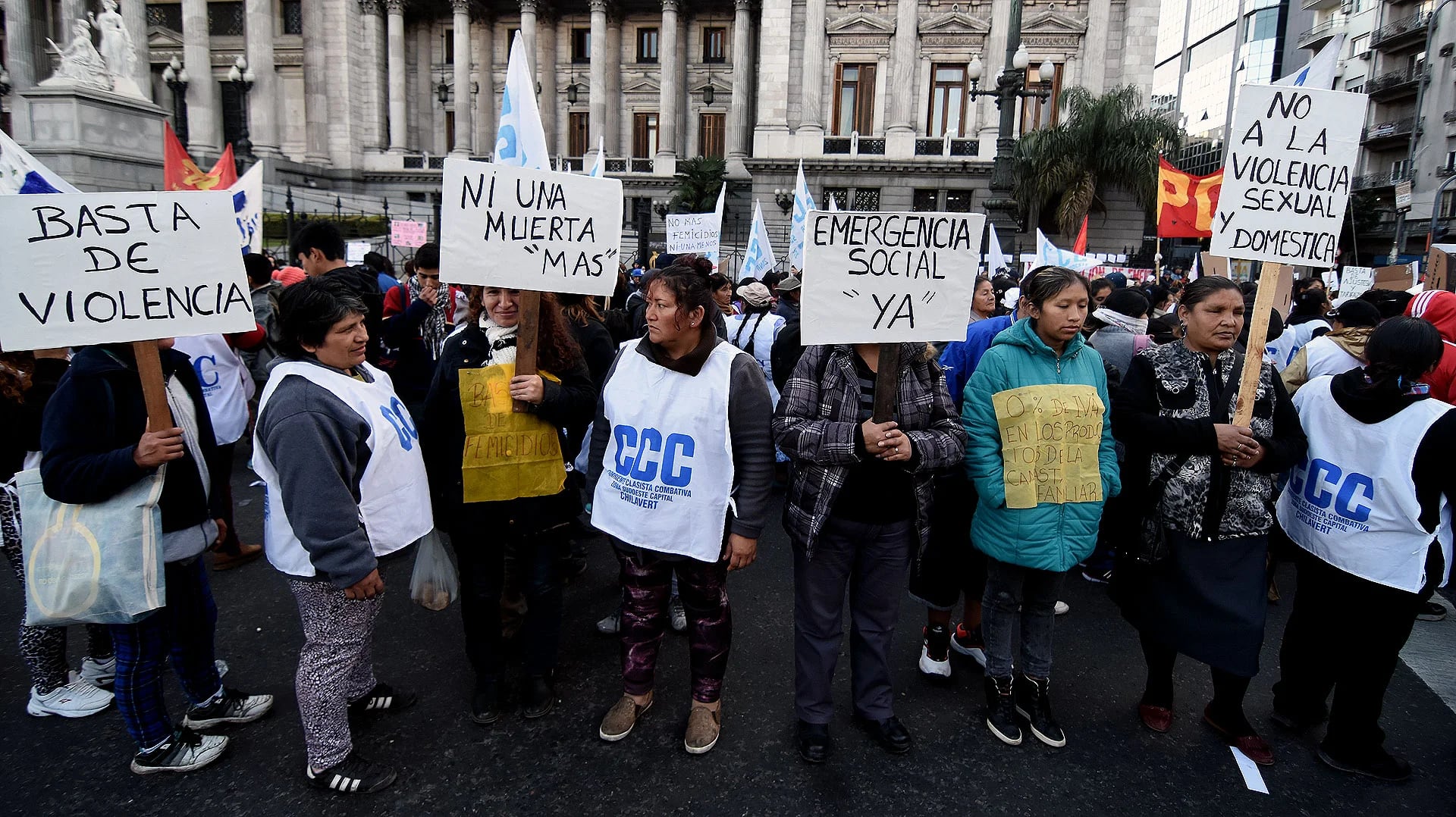 La marcha se llenó de pancartas con textos en contra de las distintas formas de violencia de género que se ejercen hacia las mujeres (Nicolás Stulberg)