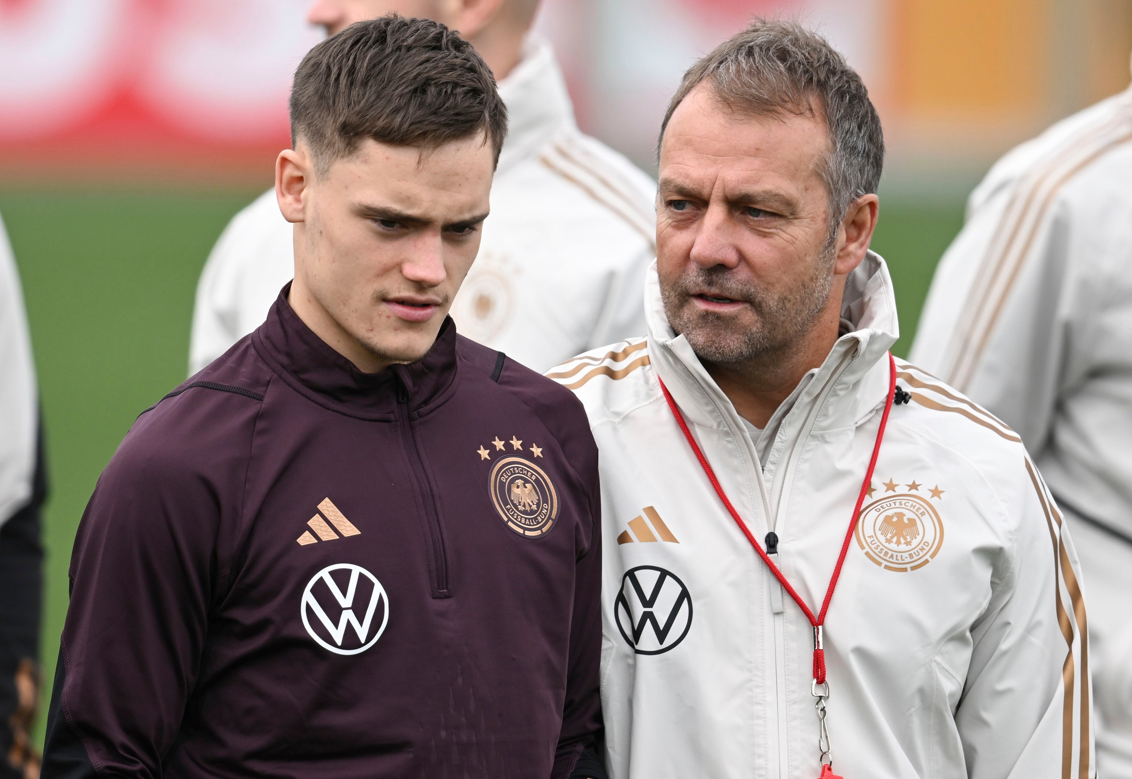 Hansi Flick, entrenador de Alemania, junto a la gran promesa del balompié 'germano', el volante Florian Wirtz. (Arne Dedert/dpa via AP)